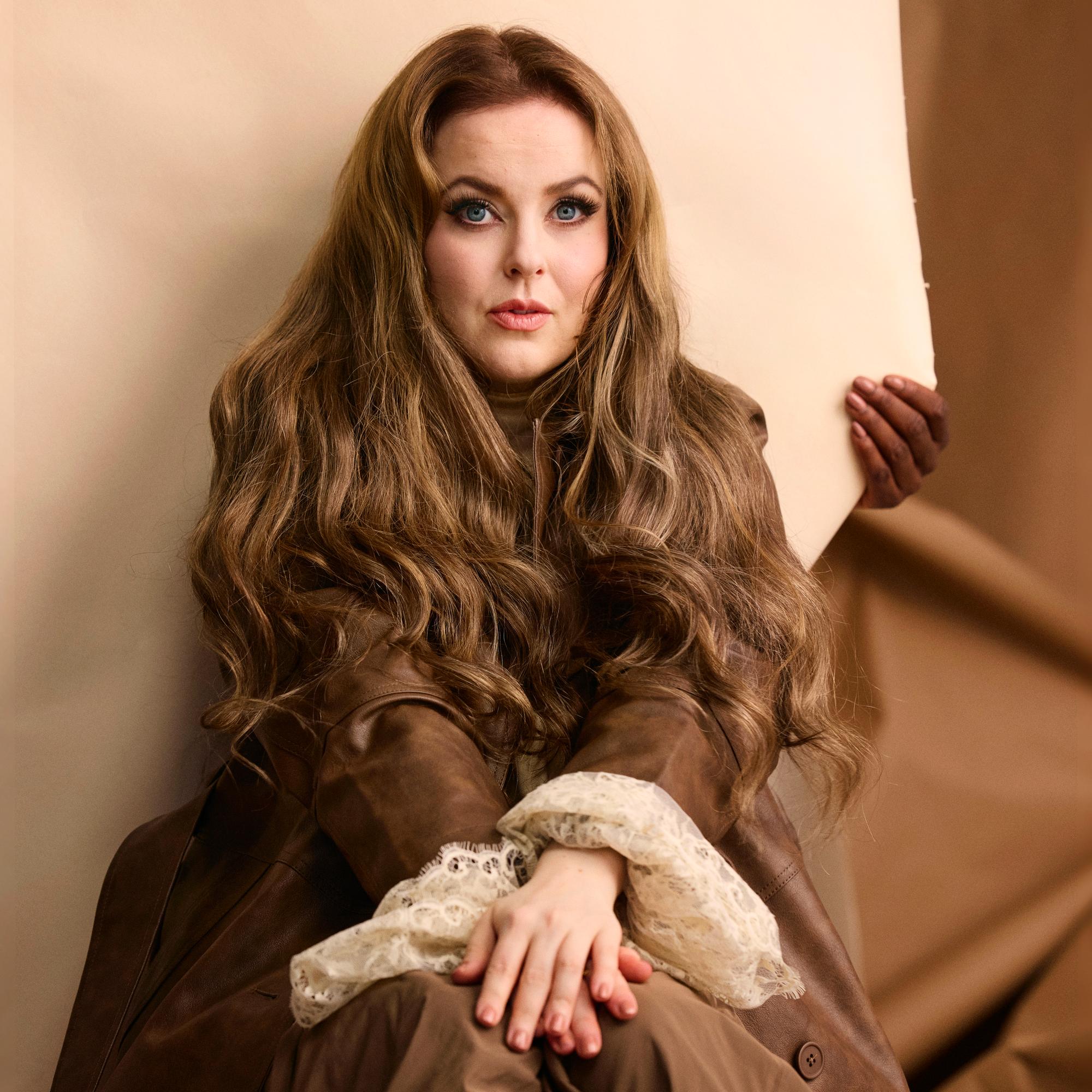 Ellinoora näyttää 6 kauden suurinta trendiväriä – yksi niistä on vuoden kuumin väri myös meikeissä