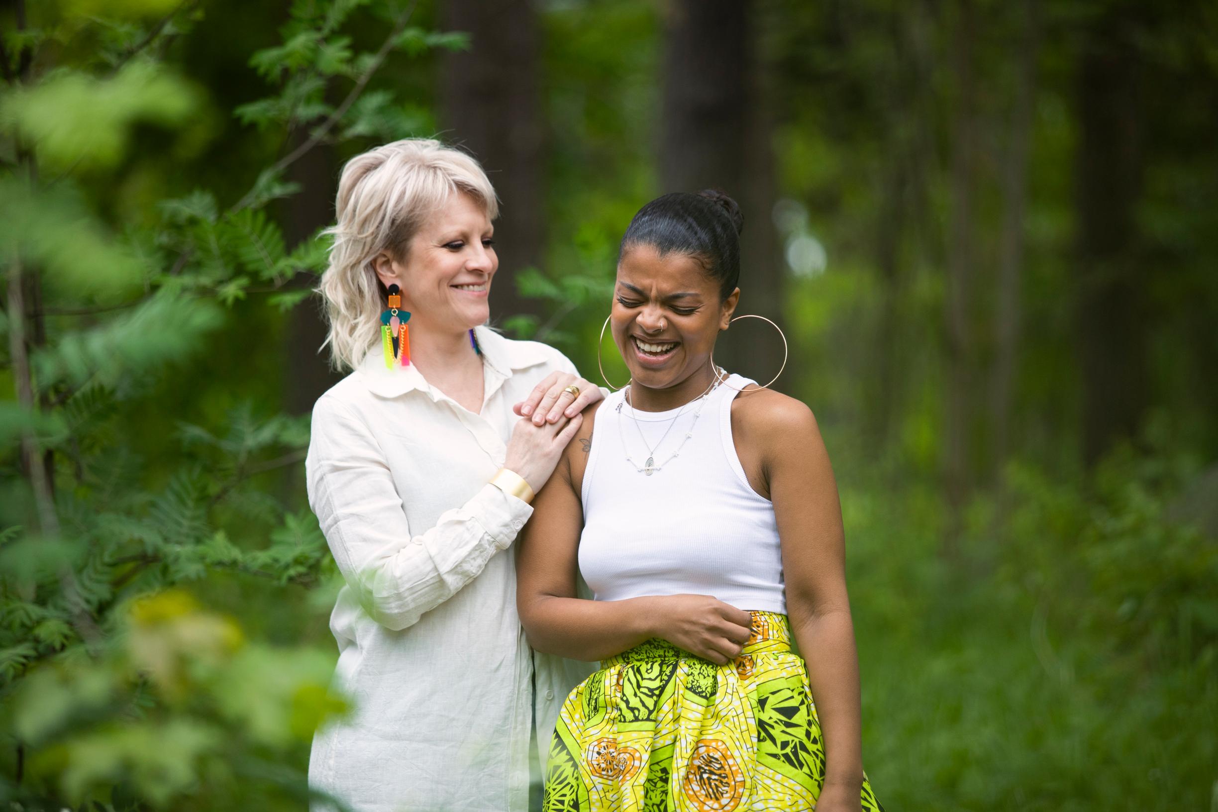 Laura ja Yasmine ovat keskustelleet paljon arvoista ja identiteetistä, siitä, miten he haluavat tehdä taiteilijan työtä. ”Laura on leikkisä kokeilija, hänen kanssaan voi tehdä monenlaista”, sanoo Yasmine.