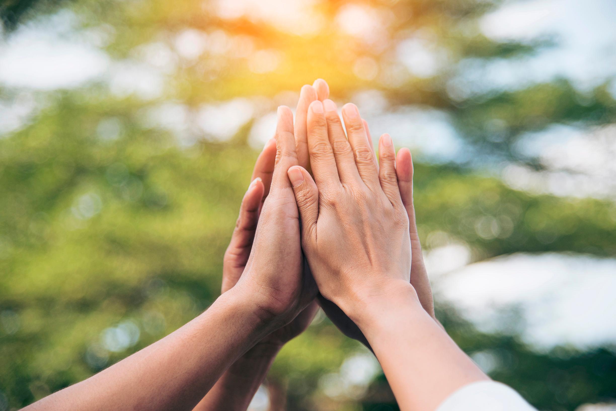 Miksi on tärkeää kehua muita? Näin erotat aidon kehun imartelusta