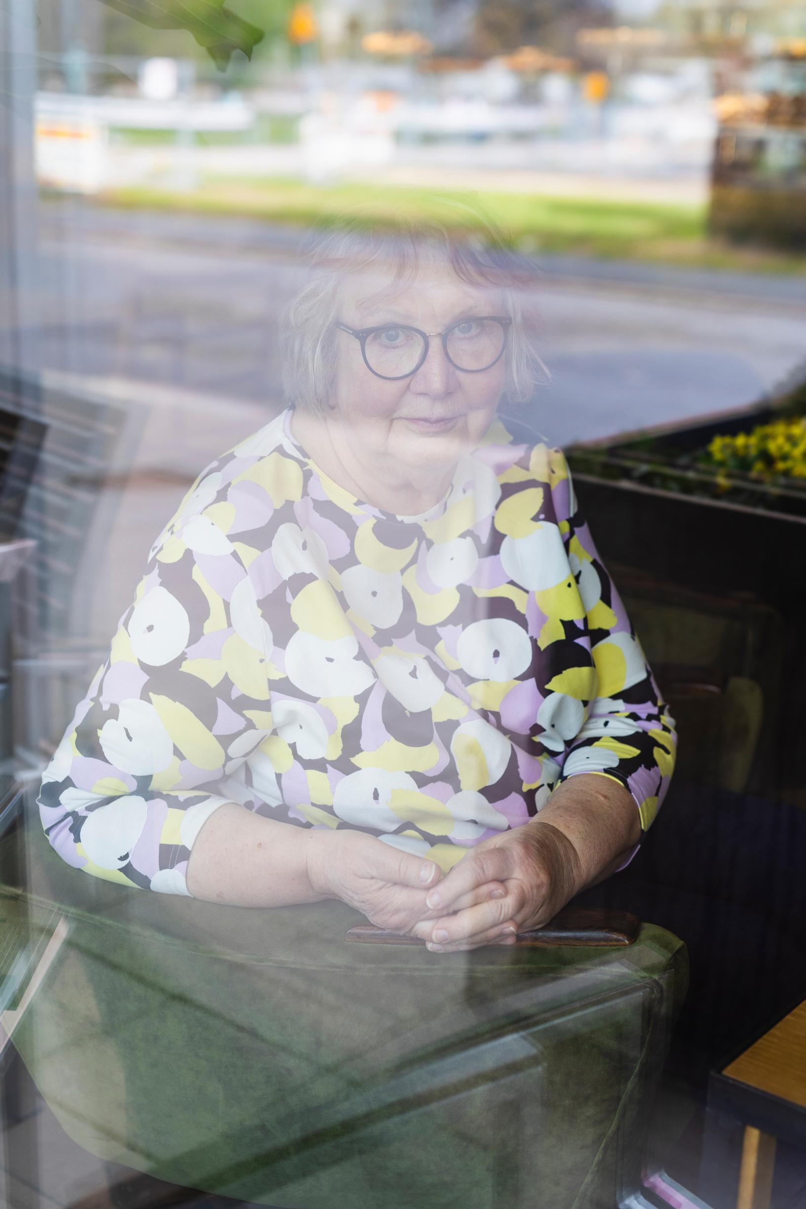 Anneli laskee itsensä agnostikoksi mutta kokee silti elämässään pyhää. Sitä ovat luonto, taide ja ihmisen pyrkimys ylittää itsensä.