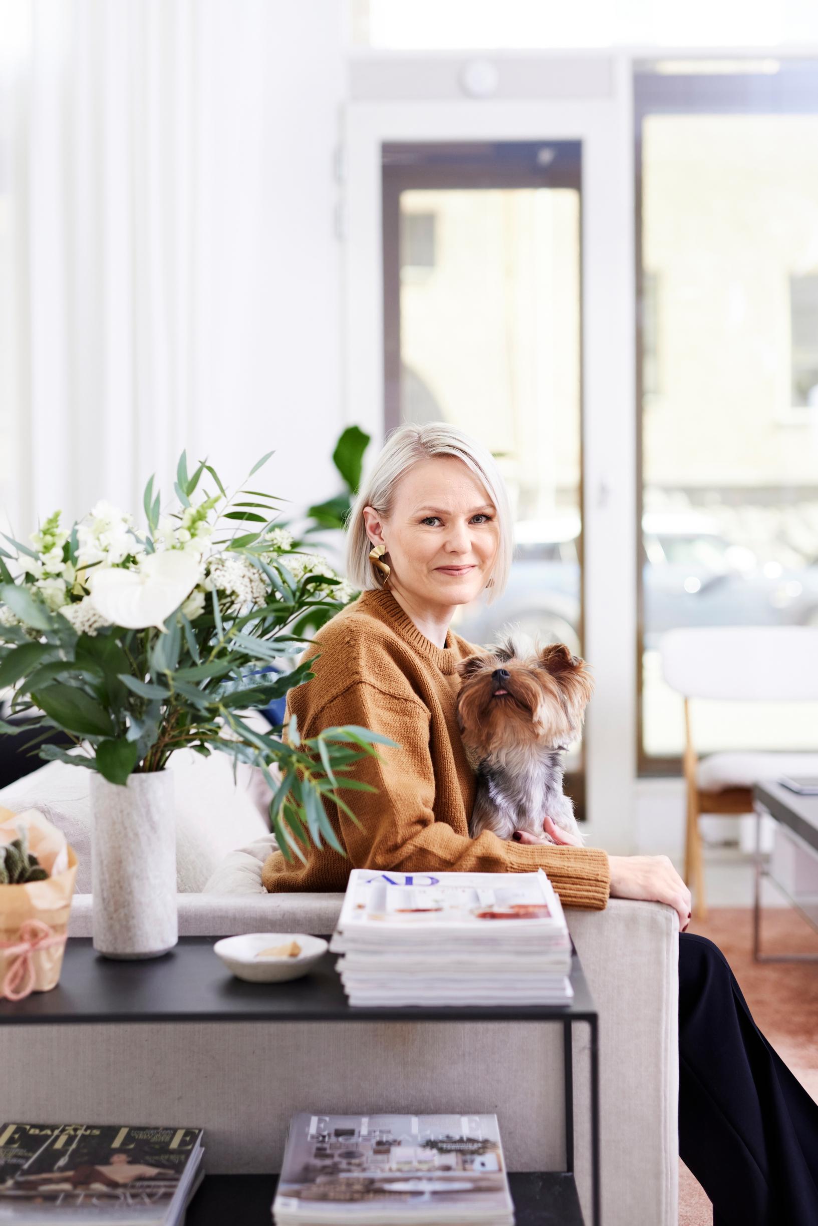 Skandinaavisen lämmintä tunnelmaa ja kauniita yksityiskohtia – Suvi-Marja Kunnarin kaupunkikodissa näkyy sukujen historia