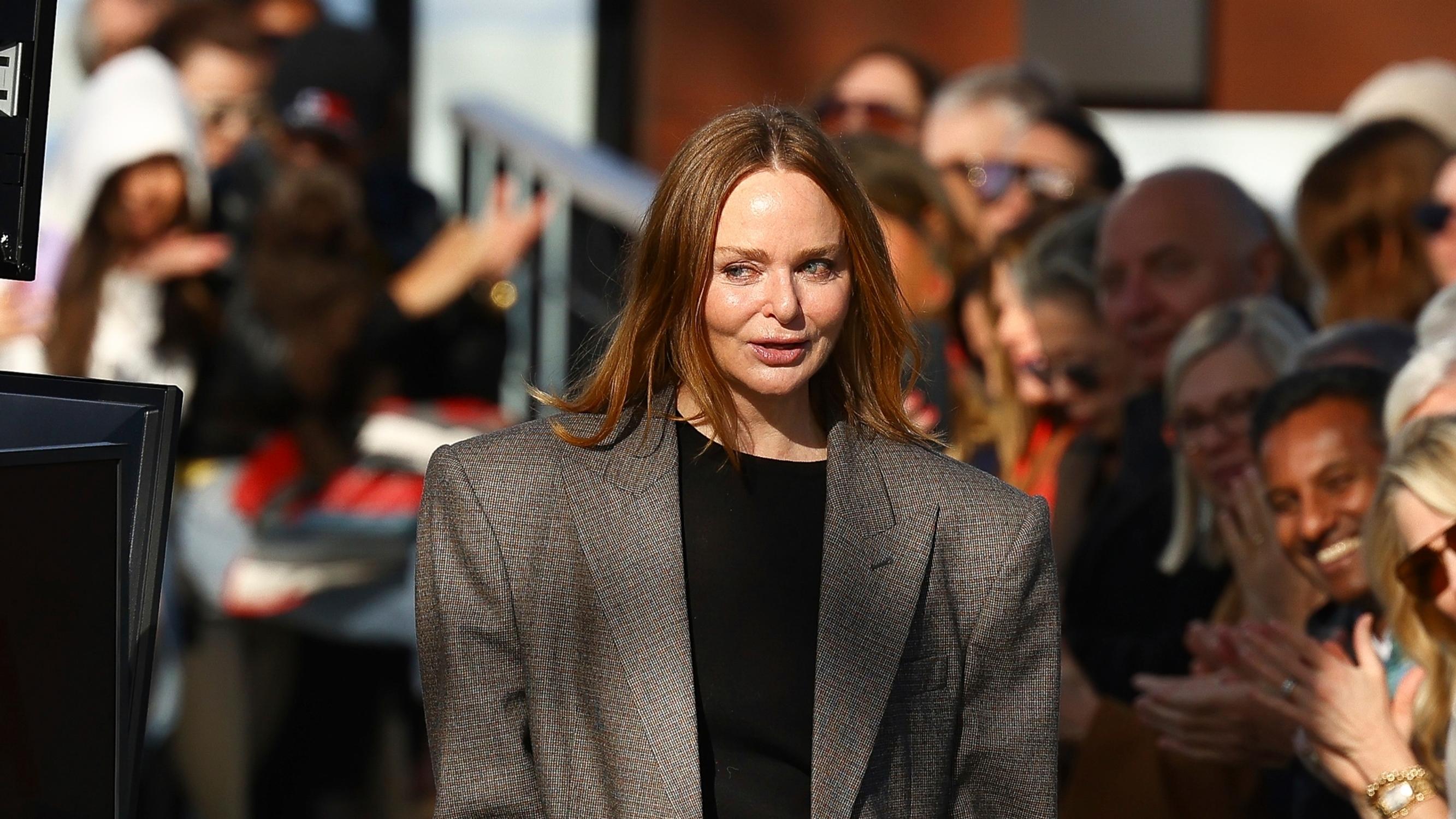 Muotisuunnittelija Stella McCartney menetti äitinsä nuorena, ja hänen oli vaikea hyväksyä Beatles-isänsä uutta puolisoa – raju riita levisi lehtiinkin