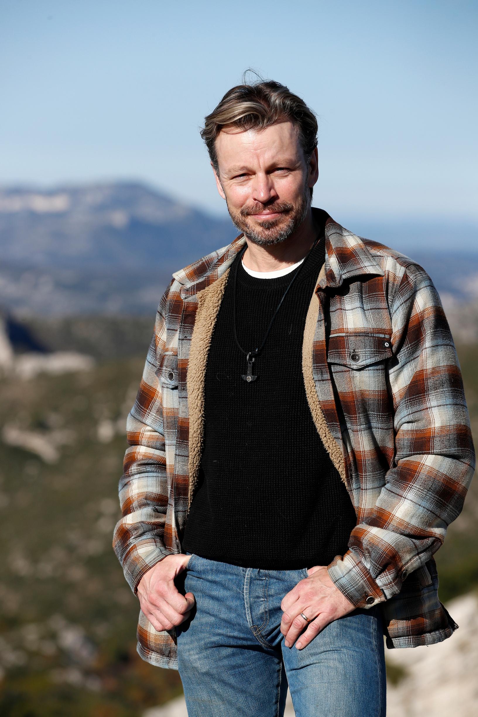 ”Potkukelkan jäljet kasvoissa ja parran harmaantuminen eivät haittaa. Rakastan vanhenemista”, Peter Franzén sanoo.