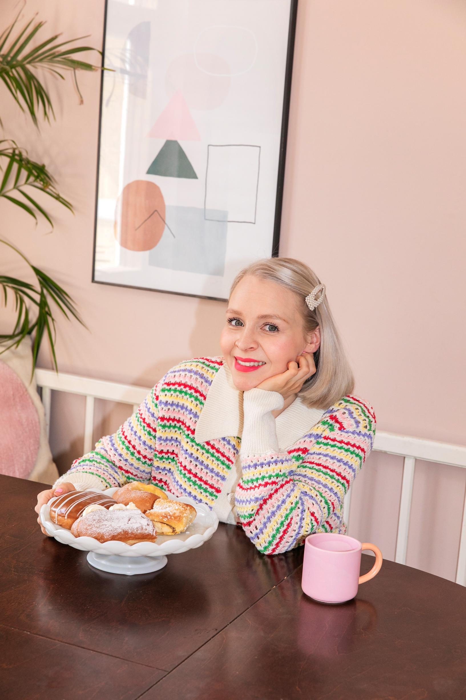 ”Jos pitäisi nimetä kolme asiaa, joista minut tunnistaa, ne olisivat varmasti pastellivärit, hiuspannat ja huulipuna. Saan Instagramissa ylivoimaisesti eniten kyselyitä käyttämistäni huulipunista, ja välillä olen vitsaillut ryhtyväni huulipunavaikuttajaksi.”