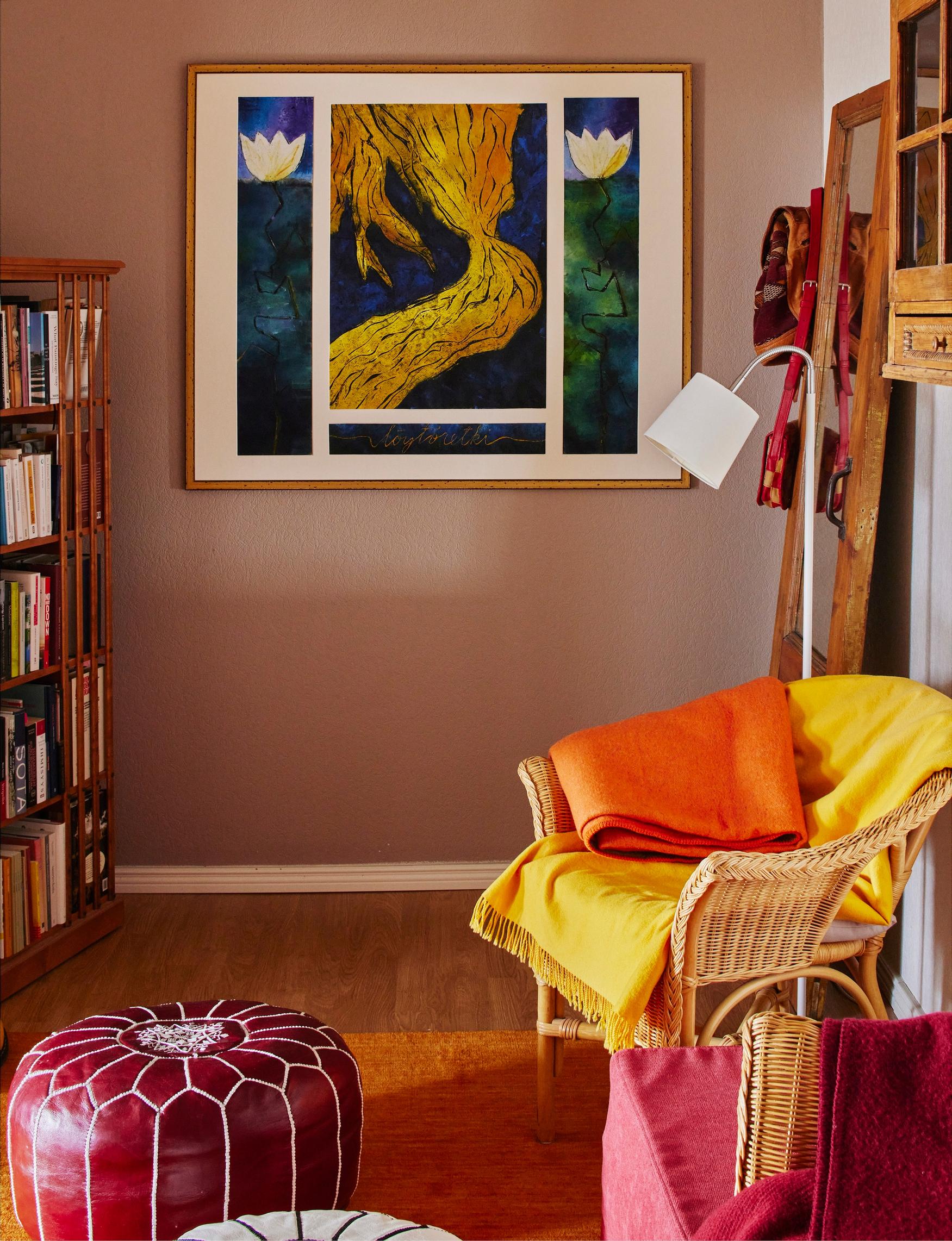  Lukunurkkauksessa vasemmalla on Billnäsin ­hyllykkö ja oikealla vanha kabinettikaappi, jossa säilytetään muun muassa rasiallista Normandian maihinnousurannan hiekkaa. Peili on tehty vanhasta ovesta. 