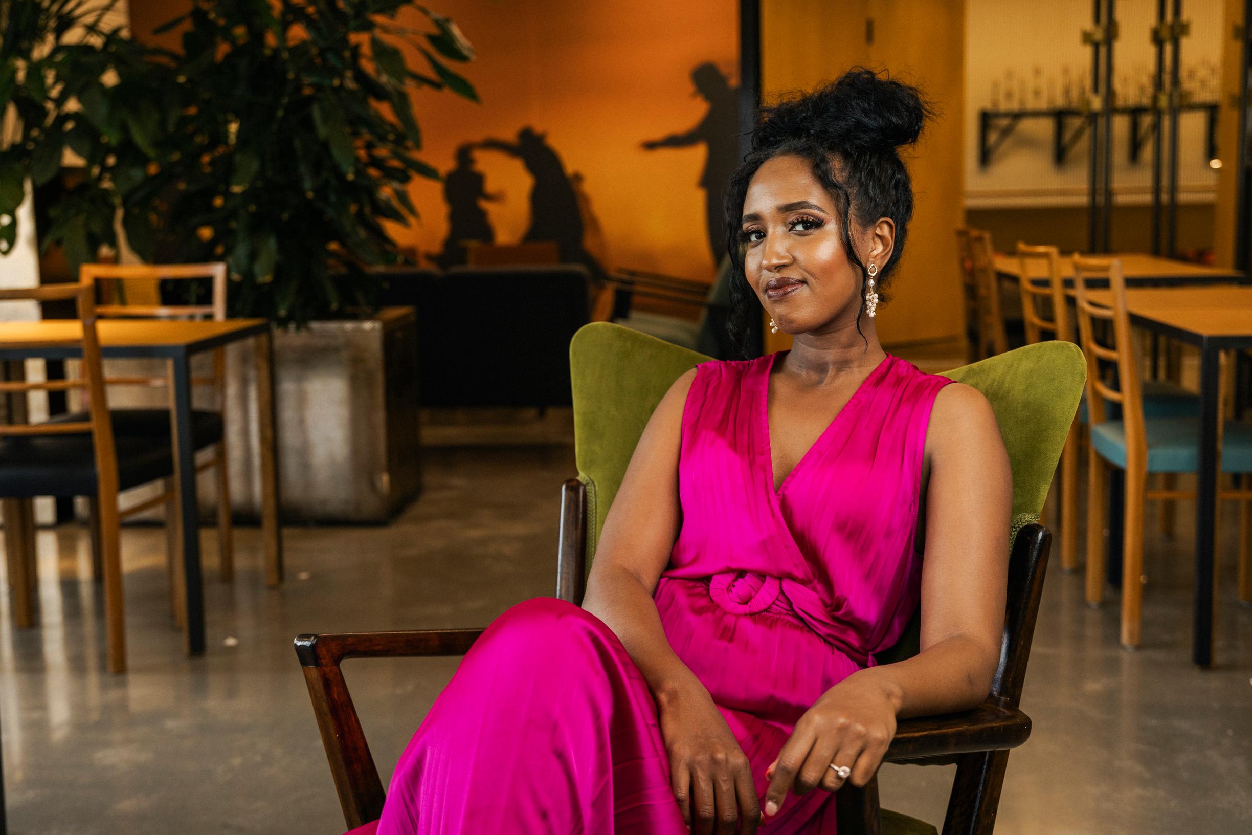 Äitiys toi Ujuni Ahmedin elämään uudenlaisen rakkauden ja kaaoksen: ”Jo raskausaikana mietin, miten vauva voi kontrolloida elämääni näin”