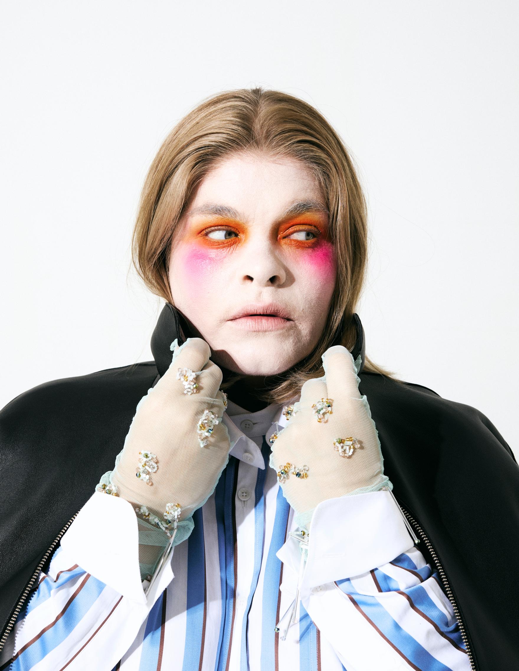 Raitapaita 390 e, Latimmier. Nahkatakki 1 850 e, Teurn Studios. Hanskat, hinta tiedusteltaessa, Henna Lampinen.