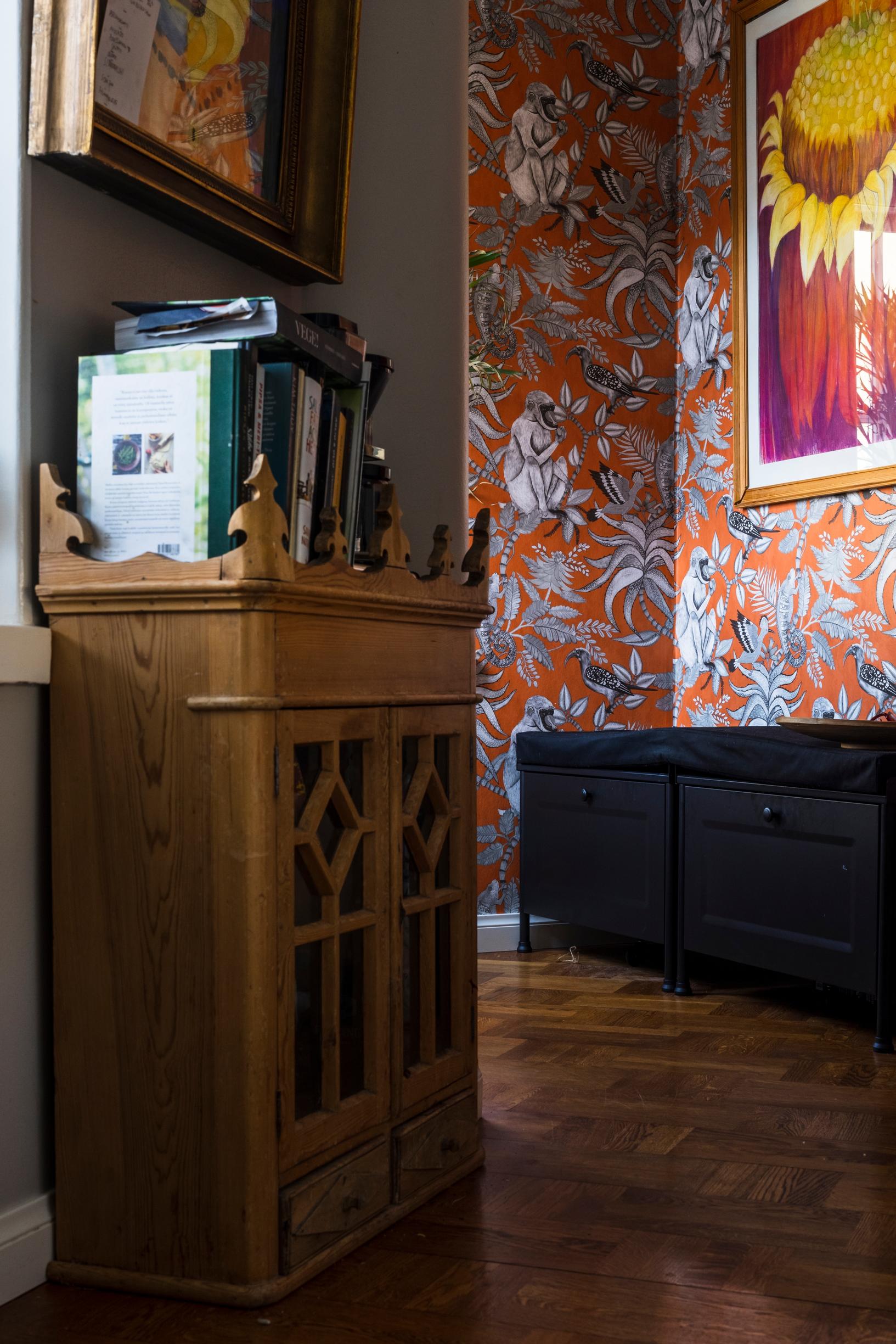 Anna Perhon kotona on lukunurkka.