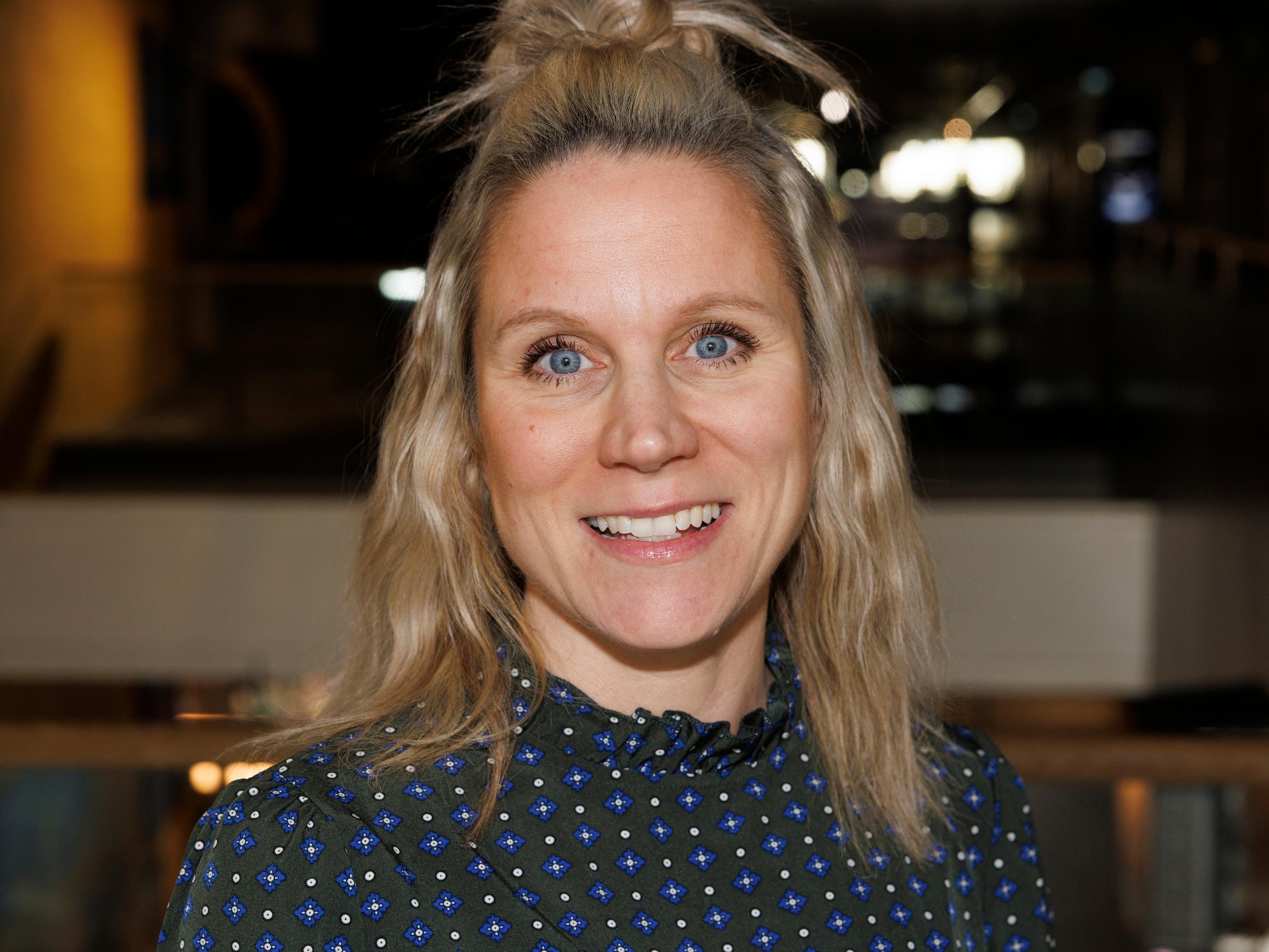 Kyllä isä osaa -näyttelijä Maiju Jokinen on kova jännittäjä – tämä erikoinen asento auttaa joka kerta 