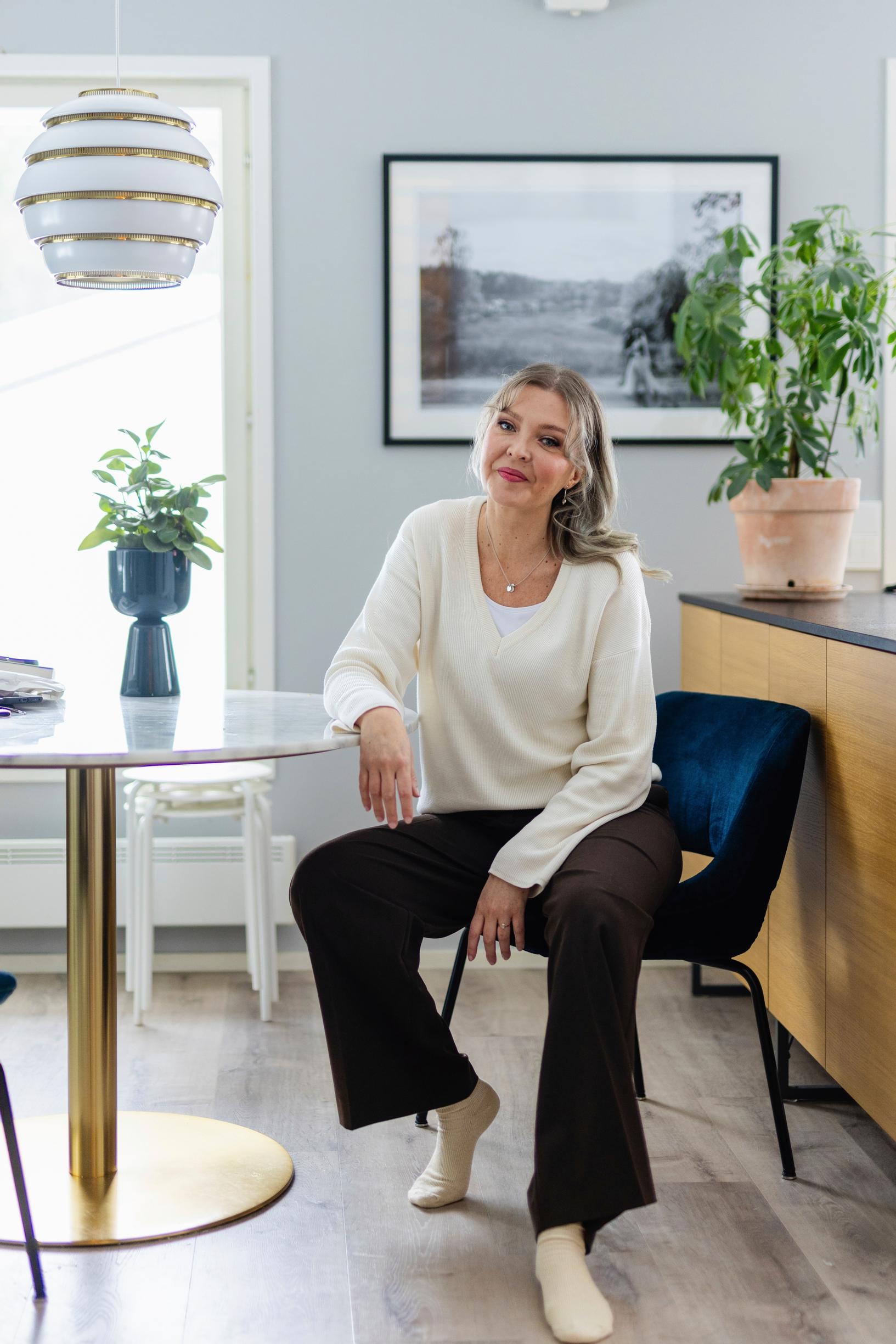 ”Viime vuonna uudistin tyylini ja käytin rahaa lähes 400 euroa kuussa. Tänä vuonna hankintoihin kuluu huomattavasti vähemmän, kun vaatekaapin perusteet ovat kunnossa”, Miia Johansson kertoo.