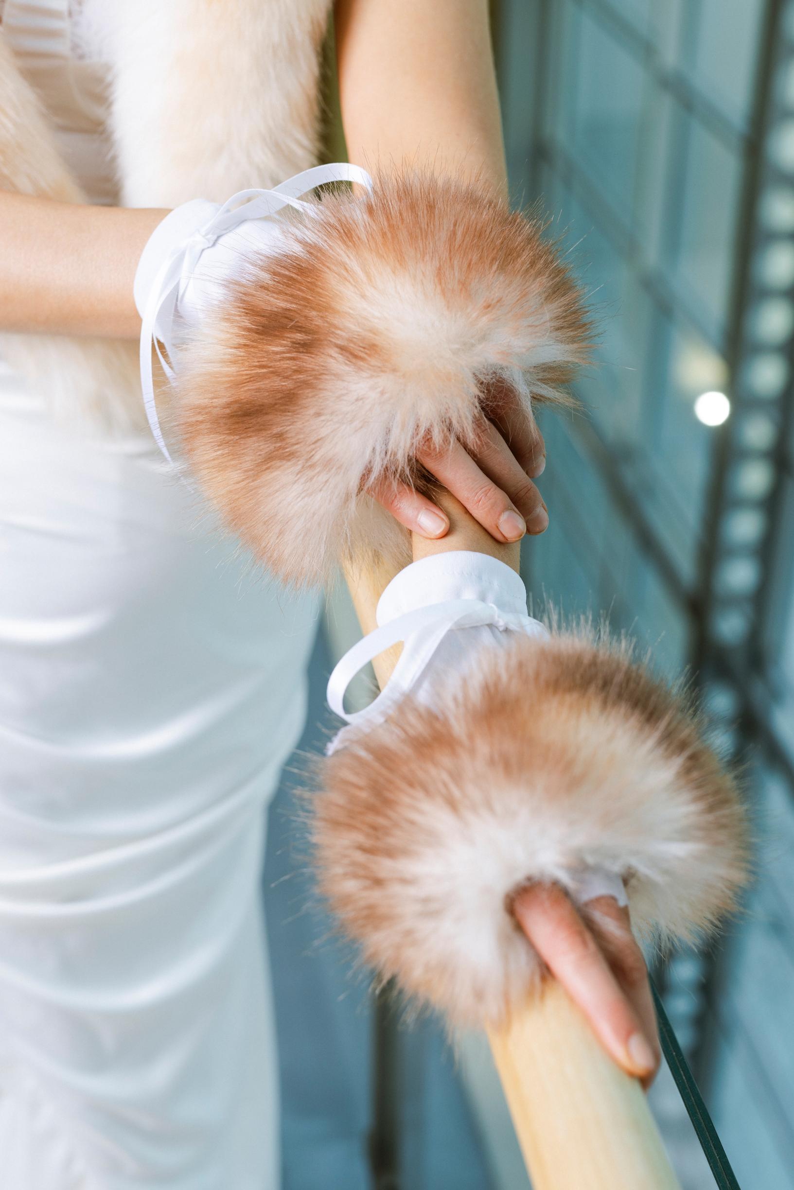 ”Moni kommentoi, että kunpa hekin osaisivat ommella. Kyllä osaavat, jos yrittävät! YouTube on vaatteidentekoraamattuni, sieltä saa kaiken avun”, kertoo Sini Sabotage.