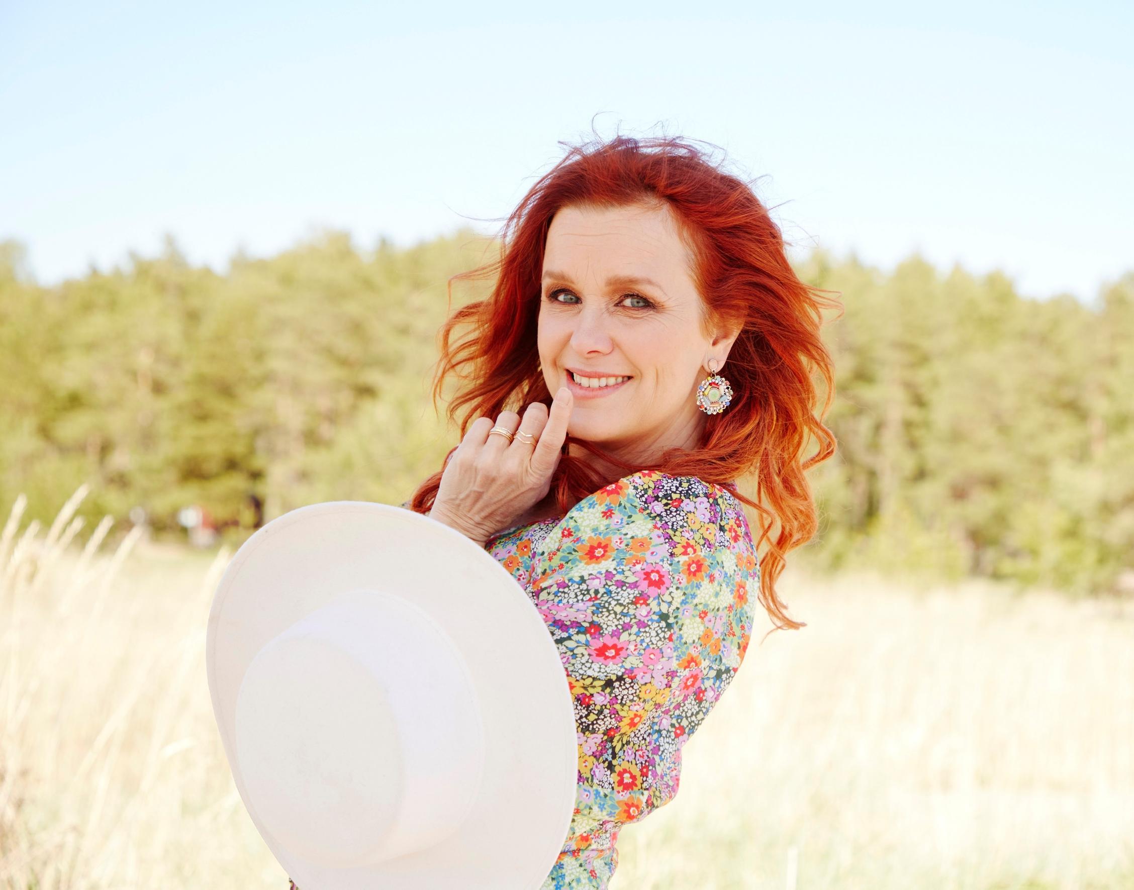 ”Olen oppinut lempeästi väistämään ihmisiä, joiden seurassa valoni himmenee. Minua vetävät puoleensa herkkyys, avoimuus ja läsnäolo”, Kirsi Ylijoki kertoo.