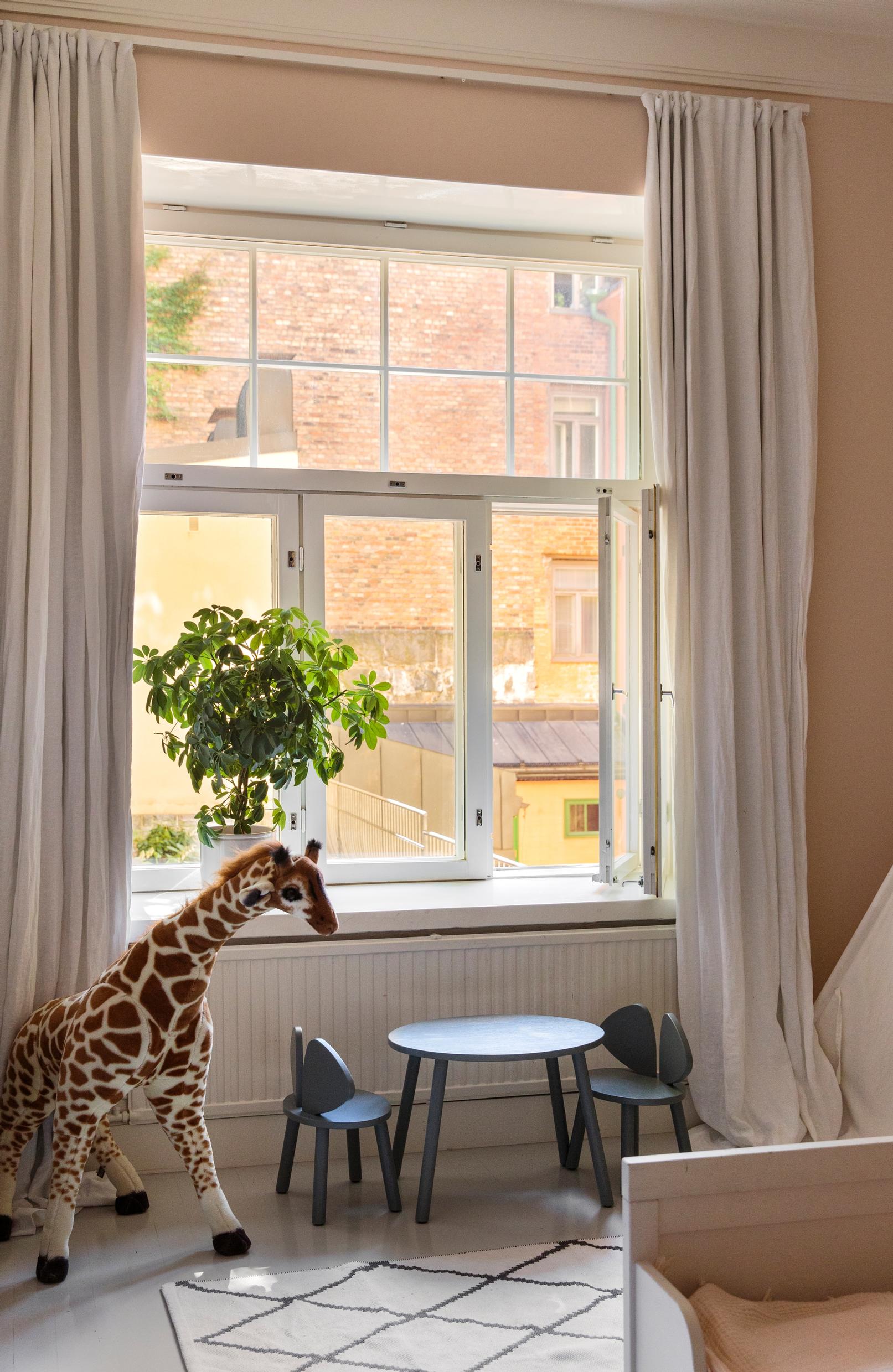 ”Lastenhuoneen kirahvi on muuttomiesten ilo. Se on ollut mukana kuudessa muutossa ja on melkein yhtä vanha kuin vanhin tyttäremme.”