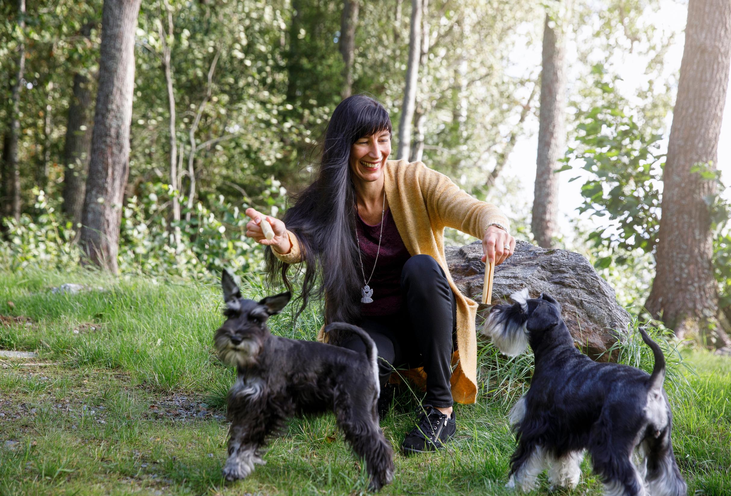 Viiden kuukauden ikäinen koiranpentu Lola (vas.) ja 5-vuotias Jade tuovat Satakunnassa asuvan Monican elämään lohtua ja valoa.