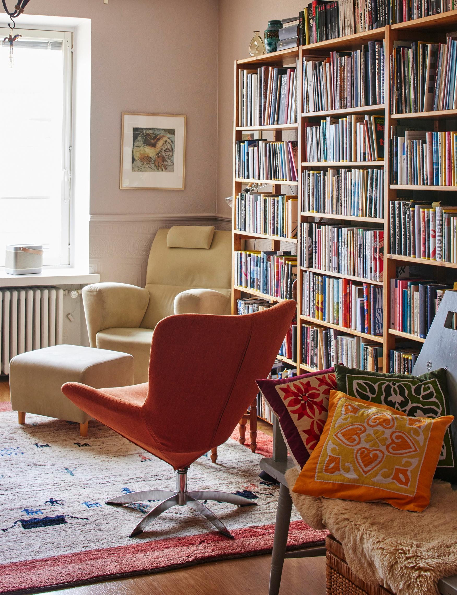 Jari Järvelä kirjoittaa usein olohuoneen mukavassa nojatuolissa läppäri sylissään. Louis Sparren suunnittelemaa jugendsohvaa koristavat värikkäät tyynyt. Seinällä on Ulla Virran puupiirros Ennustus.