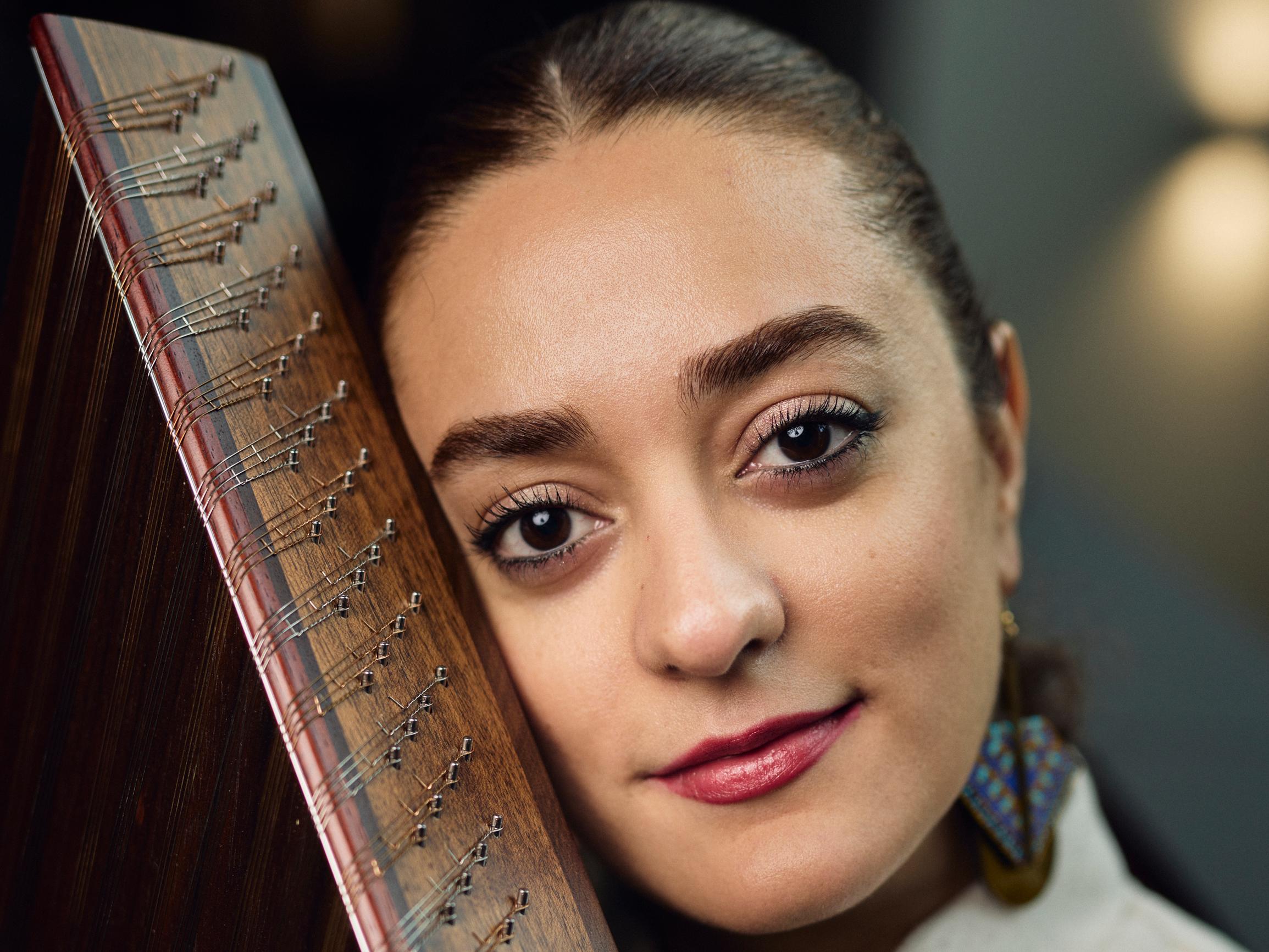 Iranilainen Mehrnoosh Zolfaghari teki Finlandia-hymnille jotain odottamatonta ja sai suomalaiset itkemään: ”Suomi on antanut minulle tilaa”