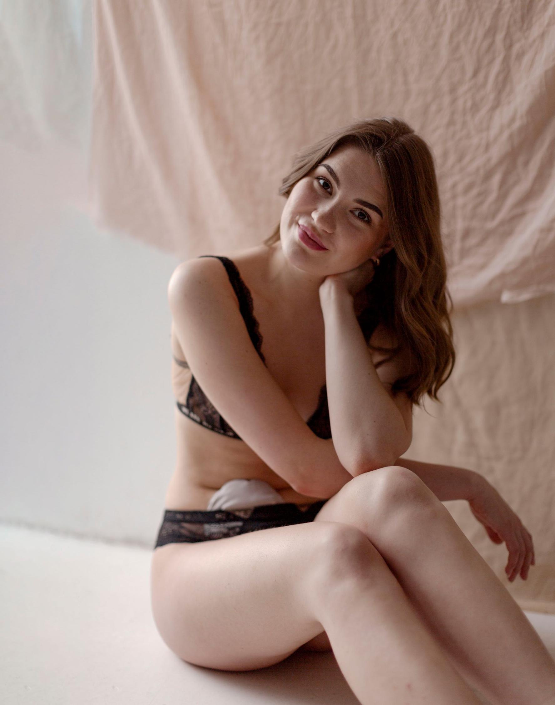 Kun Julia Paljakka pyysi avannetta, vastaanotto oli hurja: ”Lääkärit eivät ymmärtäneet, miksi nuori nainen haluaisi pilata ulkonäkönsä”