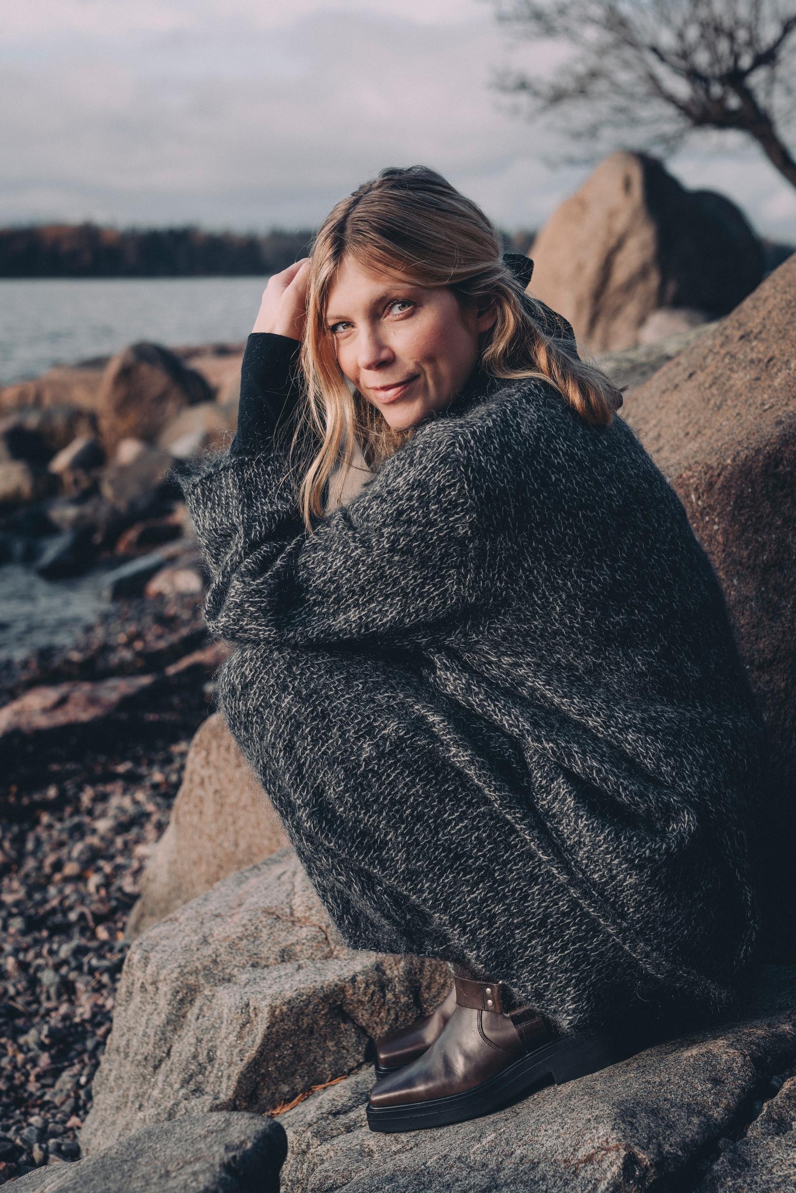 O-aukkoinen mohairvillaneule 149,99 e ja hame 99 e, Lindexin Premium- mallisto. Merinopoolo Kay/day 49,99 e /KappAhl. Samettinen rusetti 7,99 e, Lindex. Biker-bootsit 209,95 e, Vagabond / Stockmann.