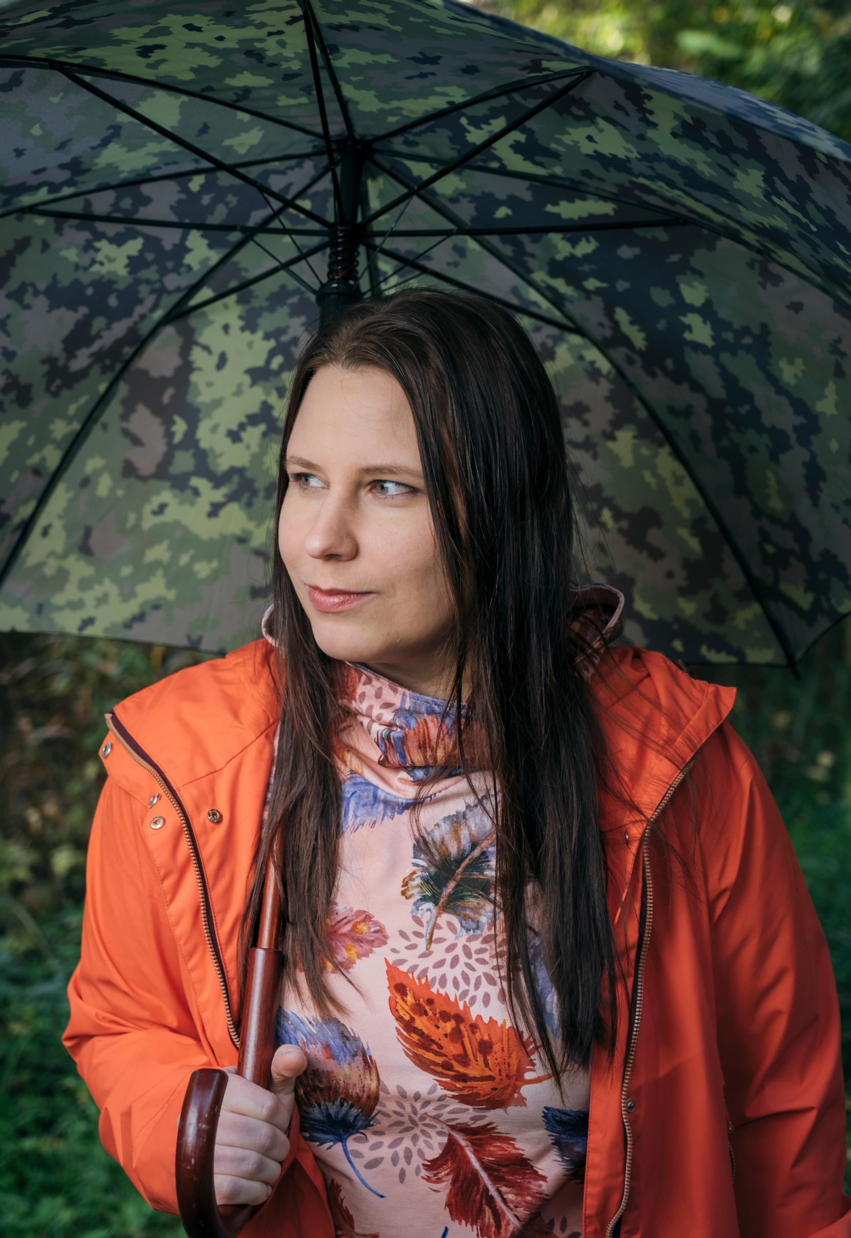 Helena Immonen iloitsee siitä, että todenmukainen sotakuvaus on löytänyt lukijansa.