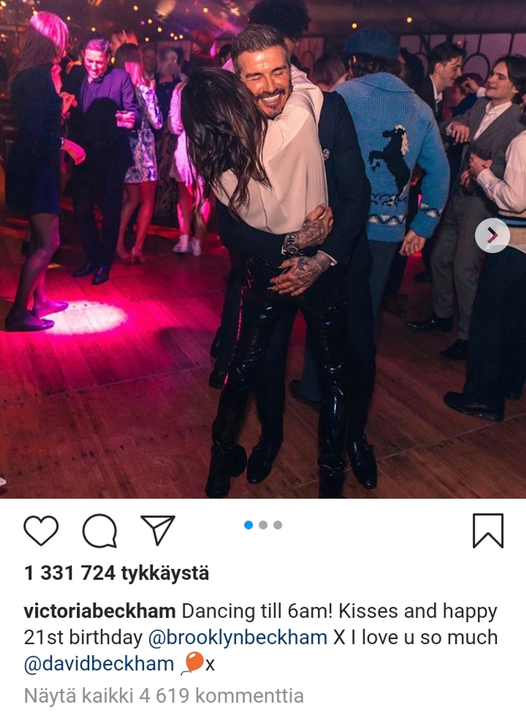 Aviopari intoutui kuumaan tanssiin esikoisensa Brooklynin 21-vuotissyntymäpäivillä viime keväänä. Victoria Beckham julkaisi hetkestä kuvan Instagram-tilillään.