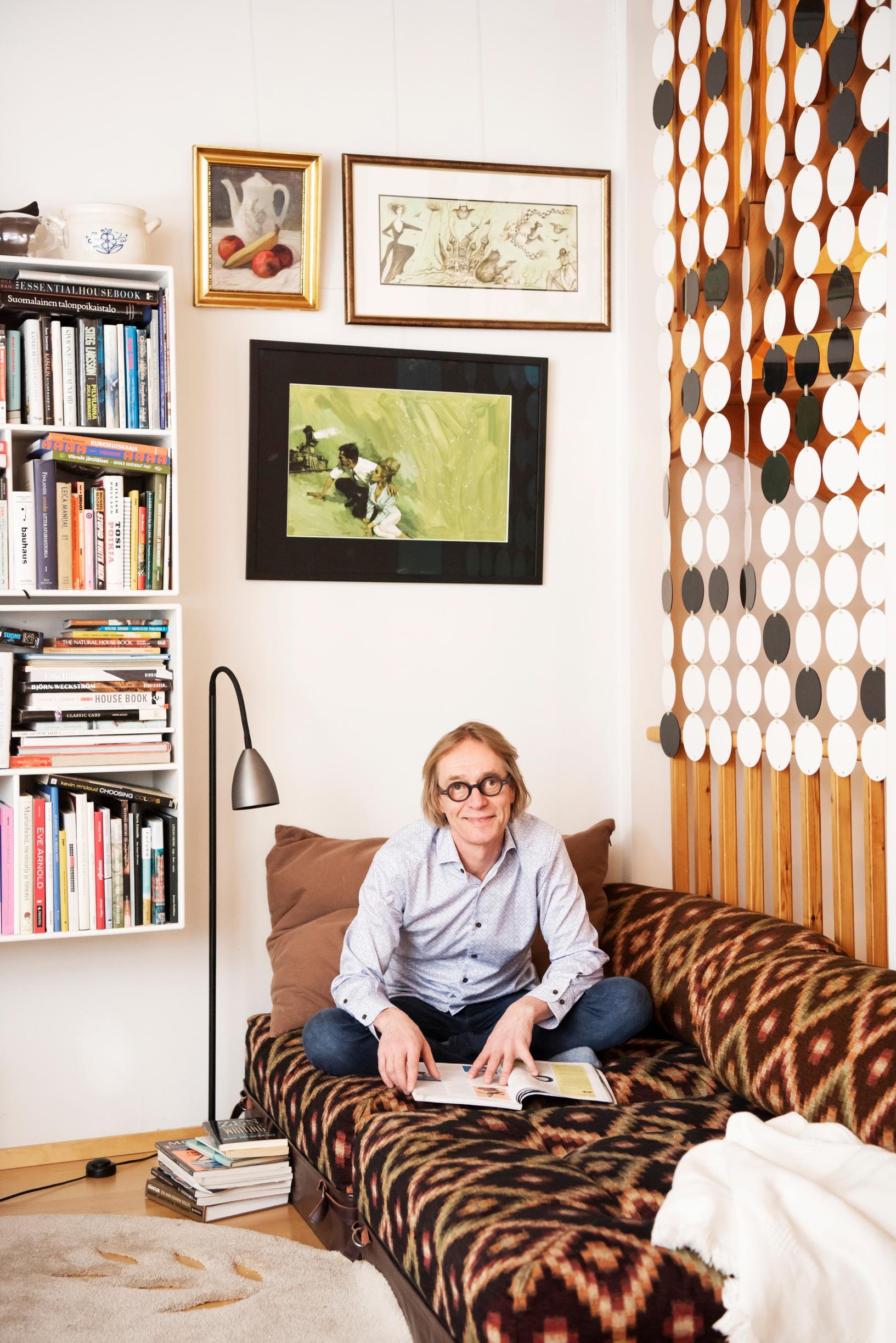 Skannon sohva on nimeltään Pesämuna. ”Siinä on hyvä makailla mutta huono istua”, Mika Tommola sanoo. Olohuoneessa on Yrjö Edelmannin grafiikkaa ja Ilkka Tammen öljyväri­työ.