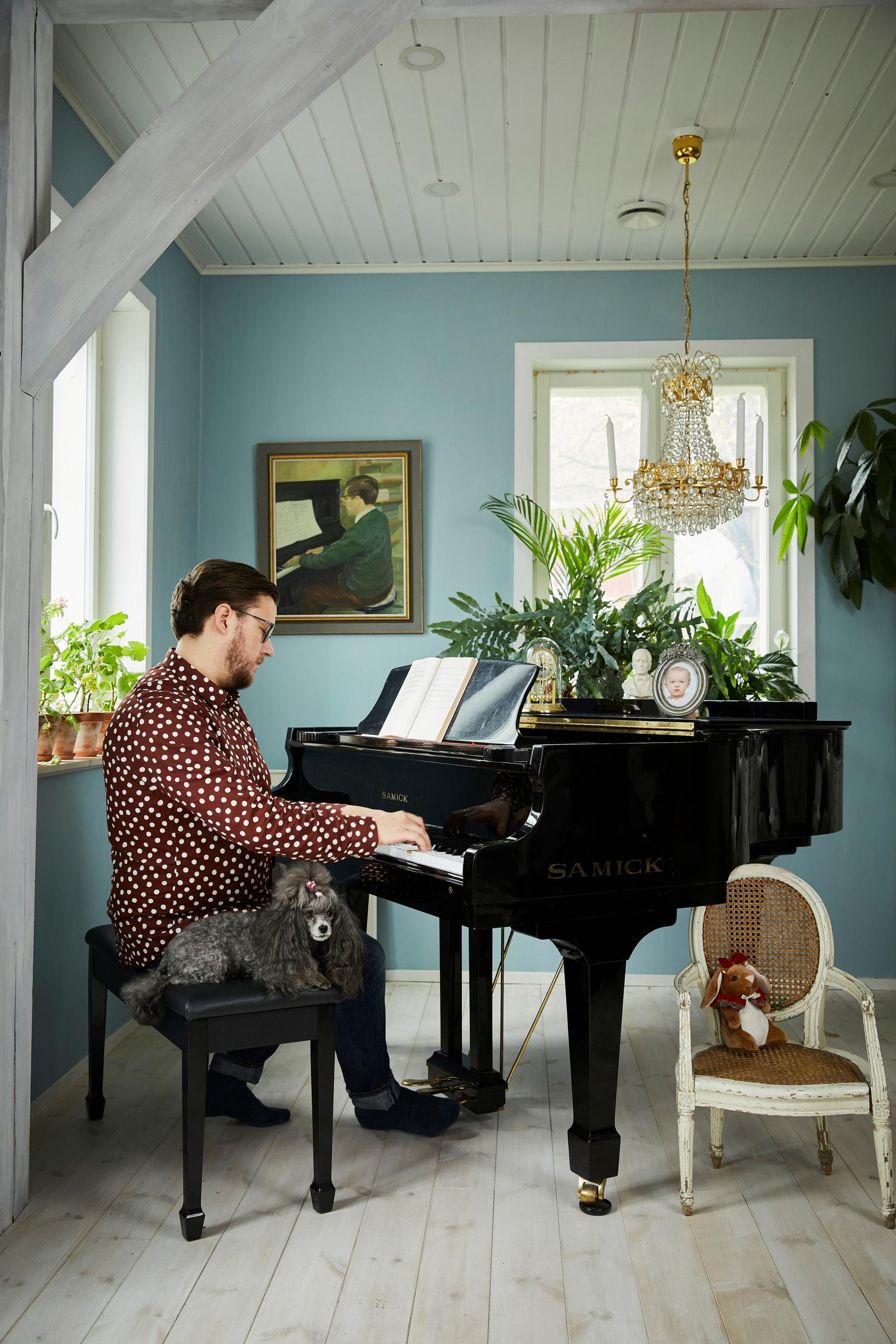 Ilari Edelmann soittaa kotonaan flyygeliä