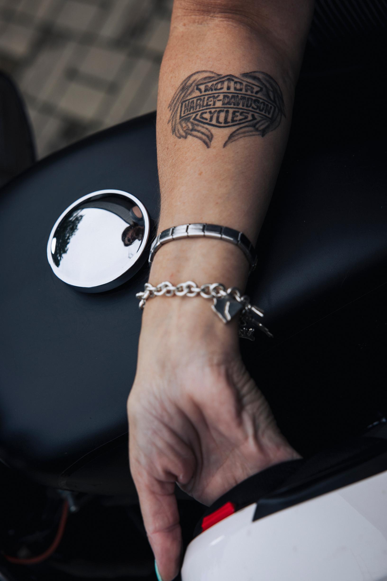 Rakas kulkuväline on ikuistettu oikeaan käsivarteen.