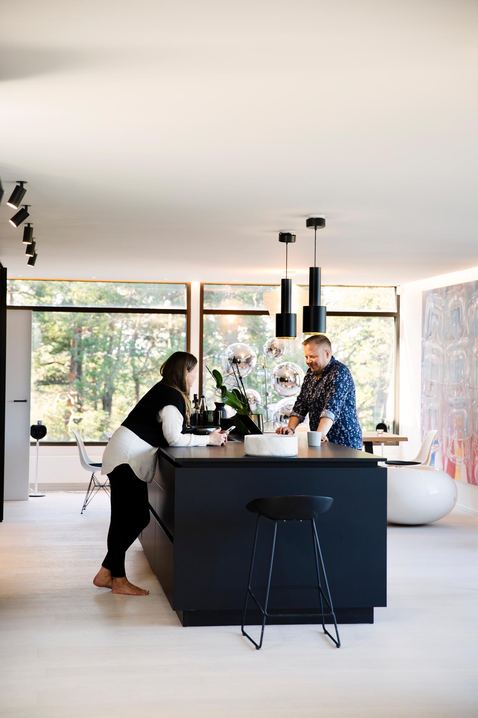 Sisustusarkkitehti Heini Hansio remontoi miehensä Timon kanssa 70-luvun tiilitalosta unelmiensa kodin: ”Luonnonrauha hurmasi meidät ensisilmäyksellä”