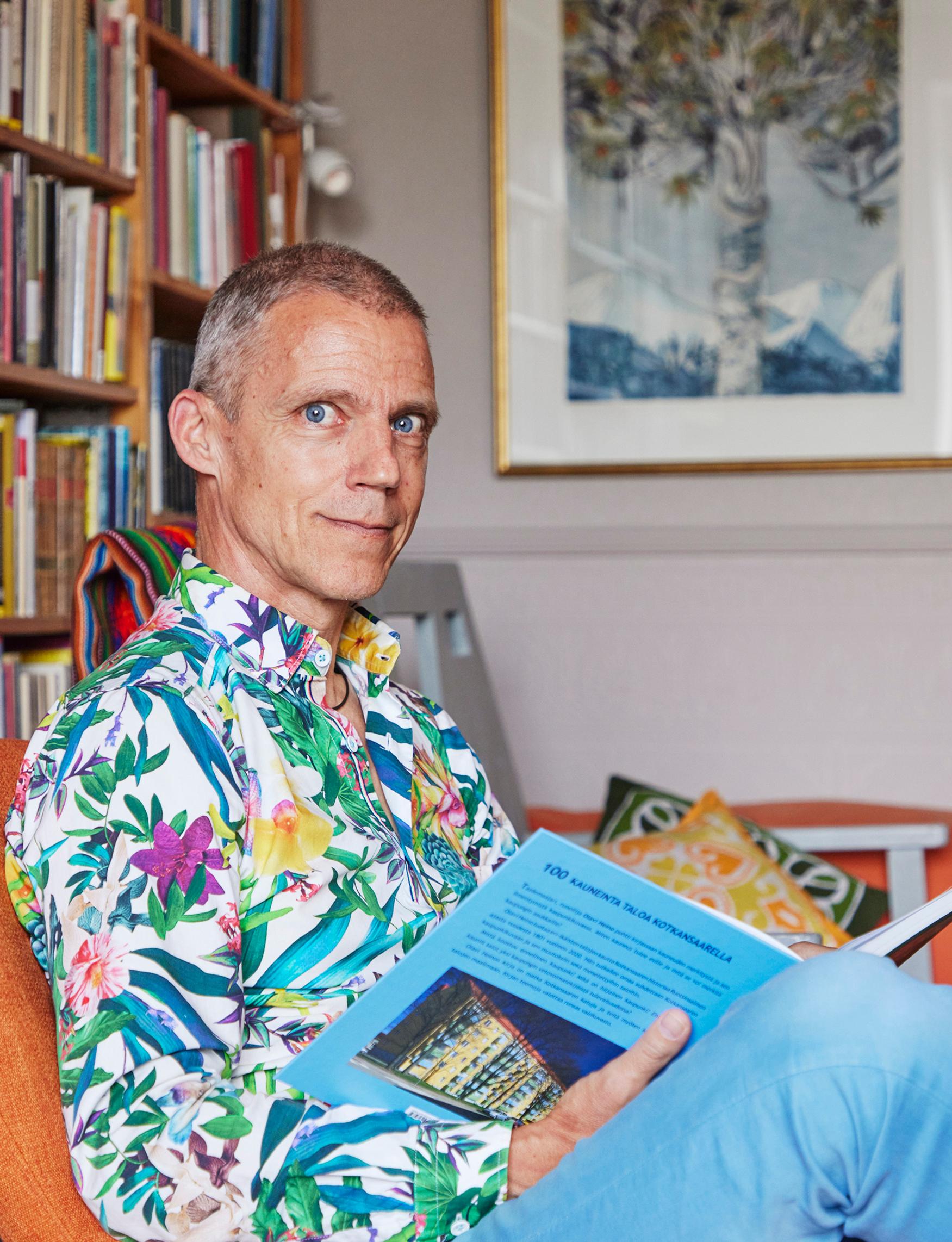 Jari oppi lukemaan kolmivuotiaana, ja sen jälkeen hän on lukenut paljon ja myöhemmin kirjoittanutkin. Sari Bremerin Kadotettu paratiisi on Jarin ­rakkaimpia tauluja.