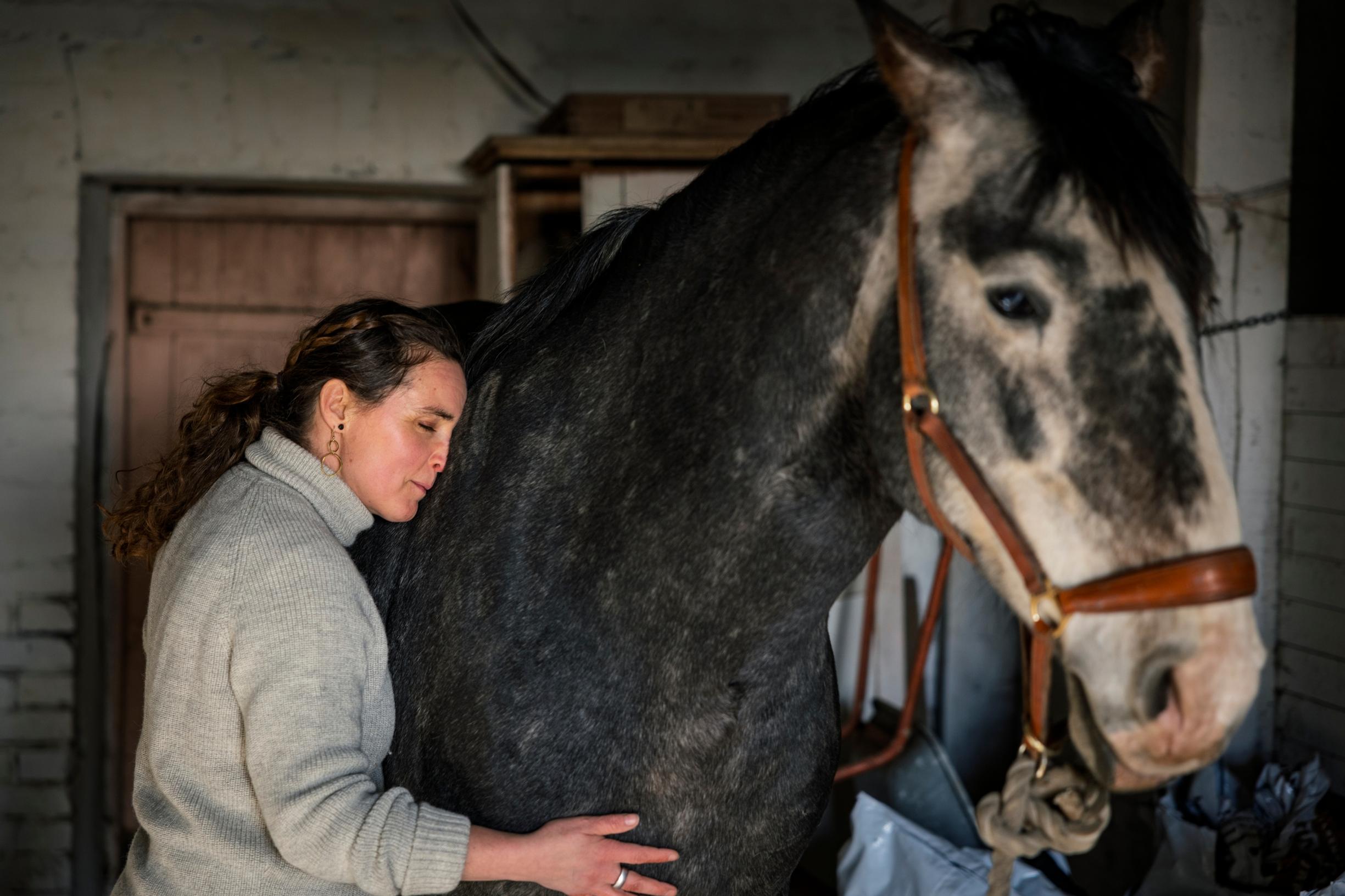 Henriika tarjoaa asiakkailleen kokemuksellisuutta. ”Psykologinen turvallisuus ei ole työkalu tehdä tulosta, vaan normaali ihmissuhteisiin kuuluva paradoksi. Vasta kun turvattomuudelle on tilaa, voi syntyä syvempi turvallisuuden tila.”