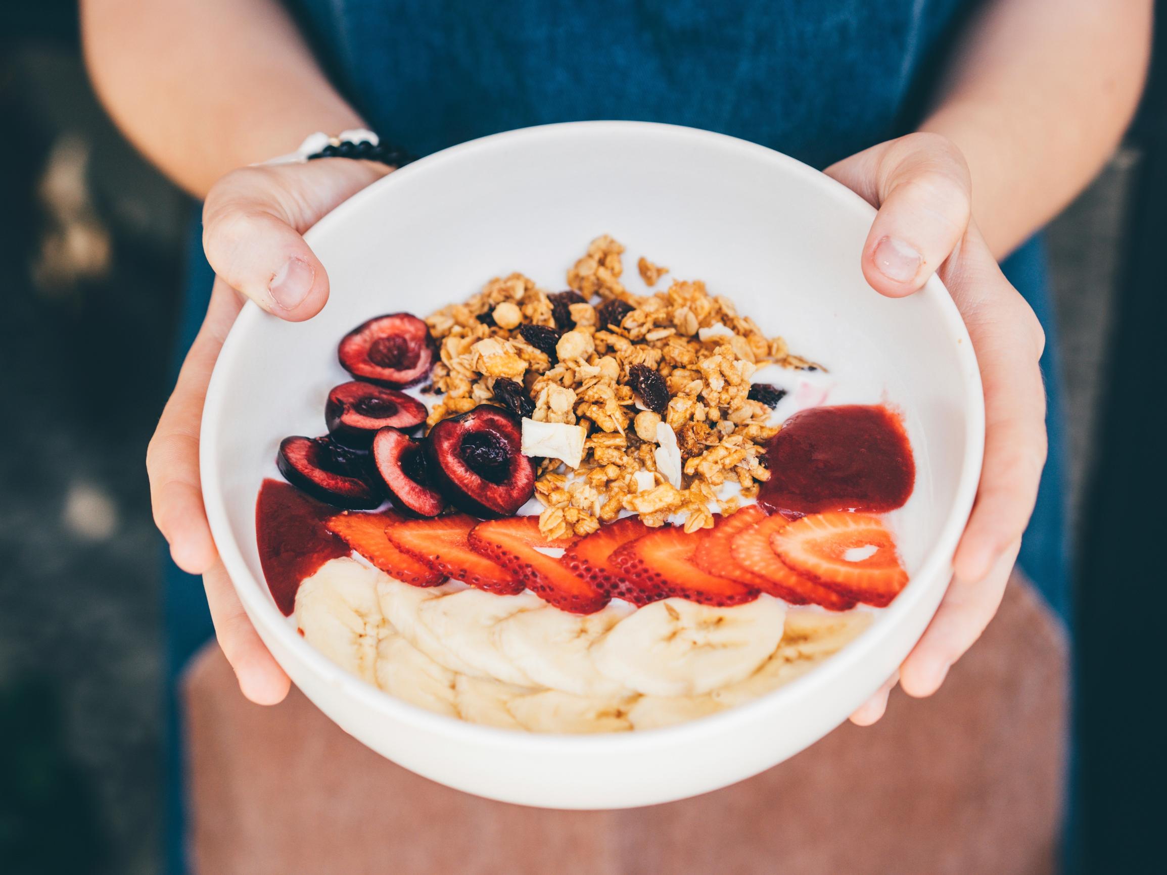 Näin helpotat ruualla hormonimuutoksia – erikoislääkäri kertoo, mitä ruokia vaihdevuosi-iässä kannattaa suosia ja mitä välttää