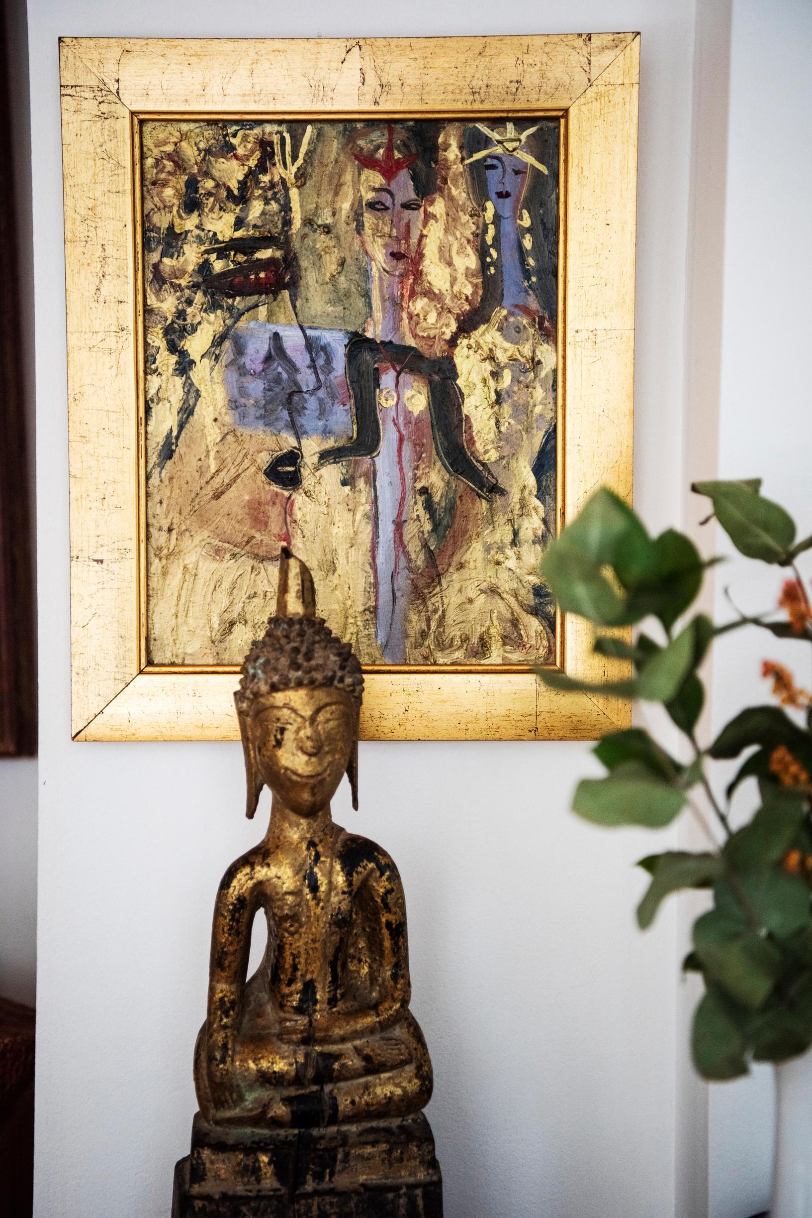 Mika työskenteli toimittajan töiden ohessa 30 vuotta Finnairilla  stuerttina. Olohuoneen buddha- patsas on matkamuisto Aasiasta.