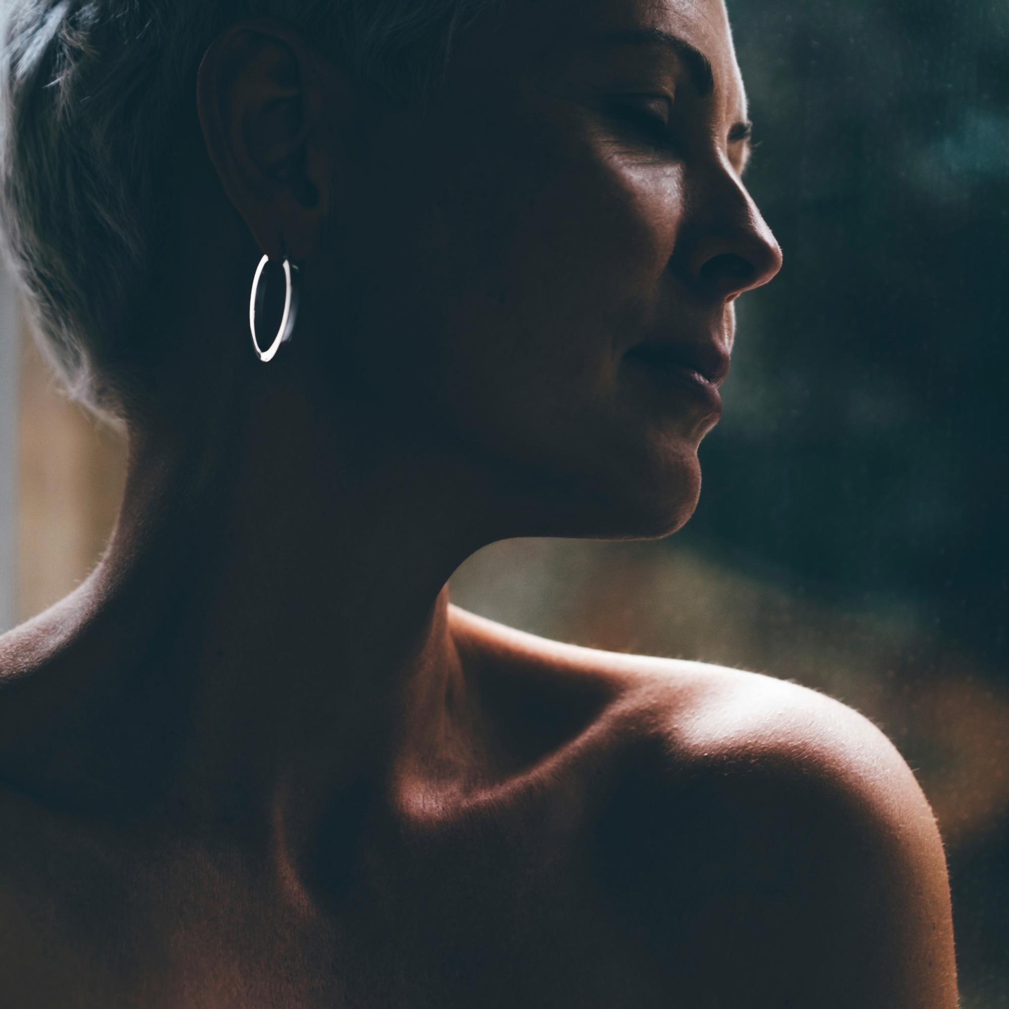 Atooppiselle iholle markkinoidaan vähän kaikenlaista kosmetiikkaa – asiantuntija kertoo, millainen voide oikeasti auttaa