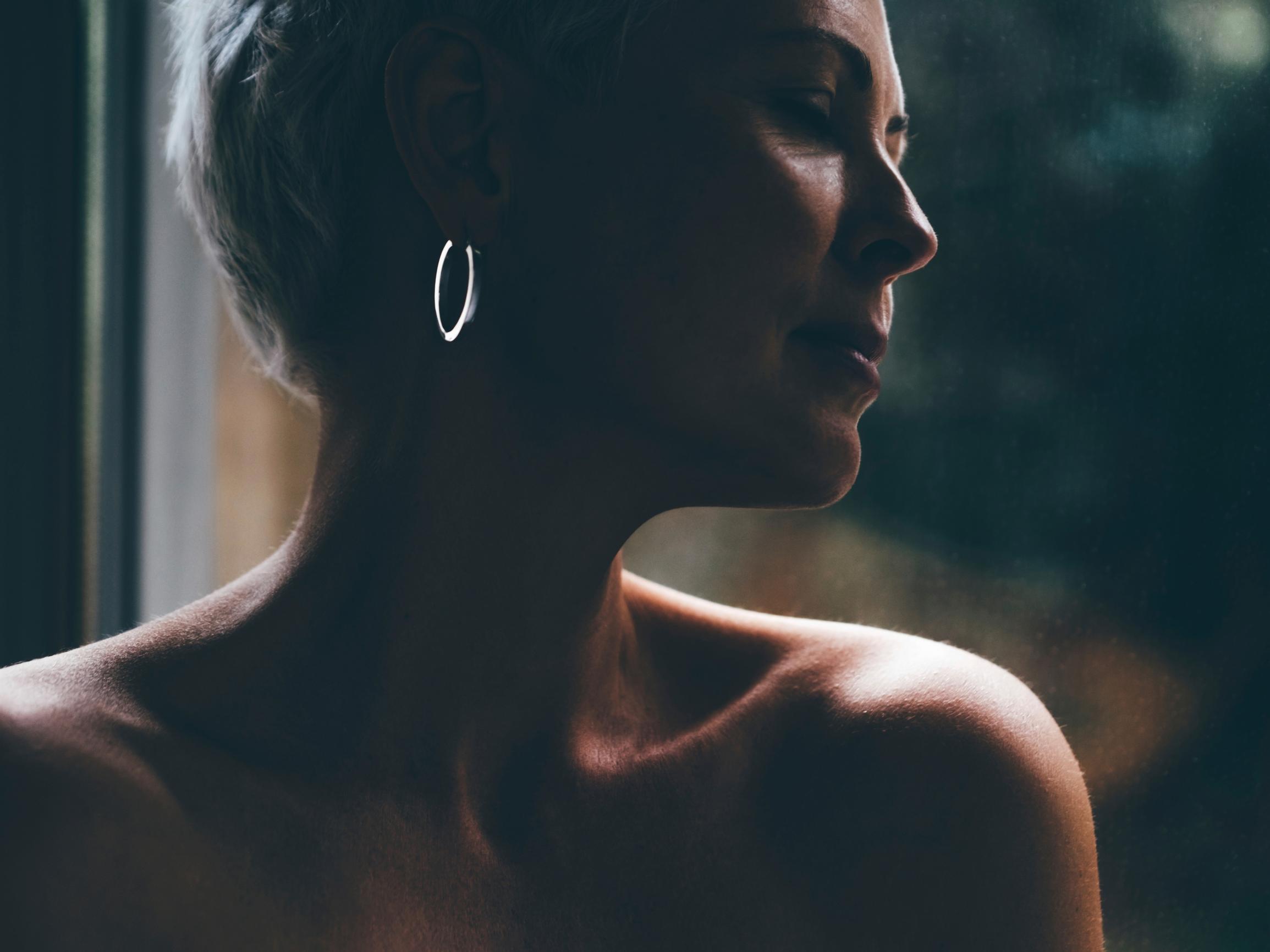 Atooppiselle iholle markkinoidaan vähän kaikenlaista kosmetiikkaa – asiantuntija kertoo, millainen voide oikeasti auttaa