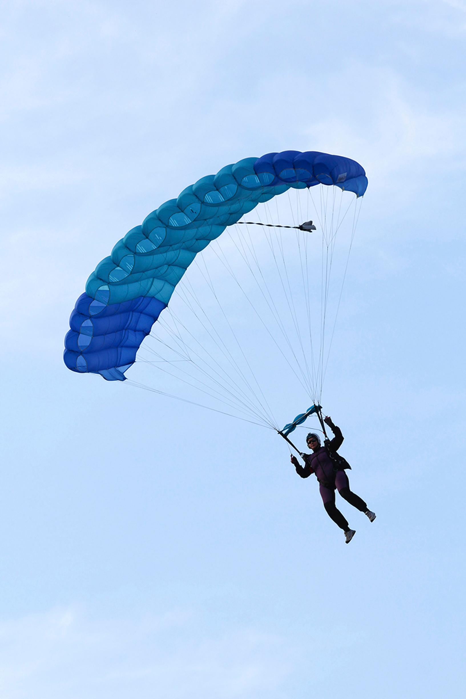 Katri Frilander rentoutuu nousemalla lentokoneeseen ja hyppäämällä kilometrien korkeudesta: ”Laskuvarjohyppy lisäsi itseluottamustani”