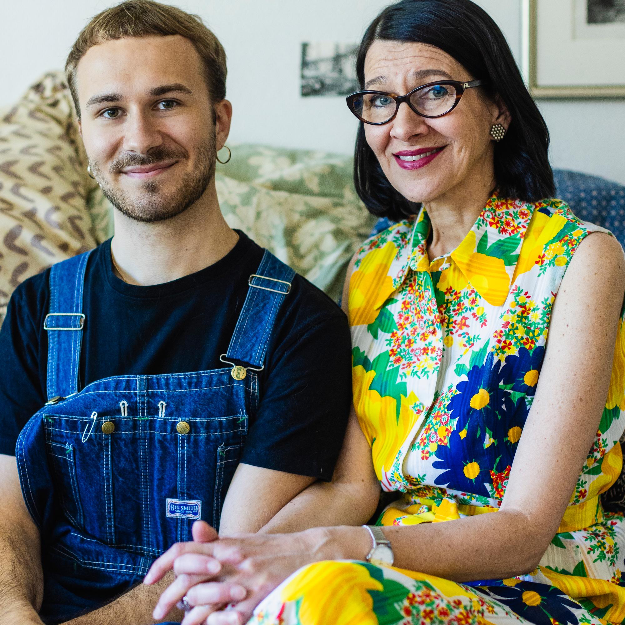 Kun esikoiskirjailija Eino Taina, 23, alkoi saada teini-ikäisenä paniikkikohtauksia, kirjailijaäiti Riina Katajavuori oli tukena: ”Autoin niin paljon kuin osasin”