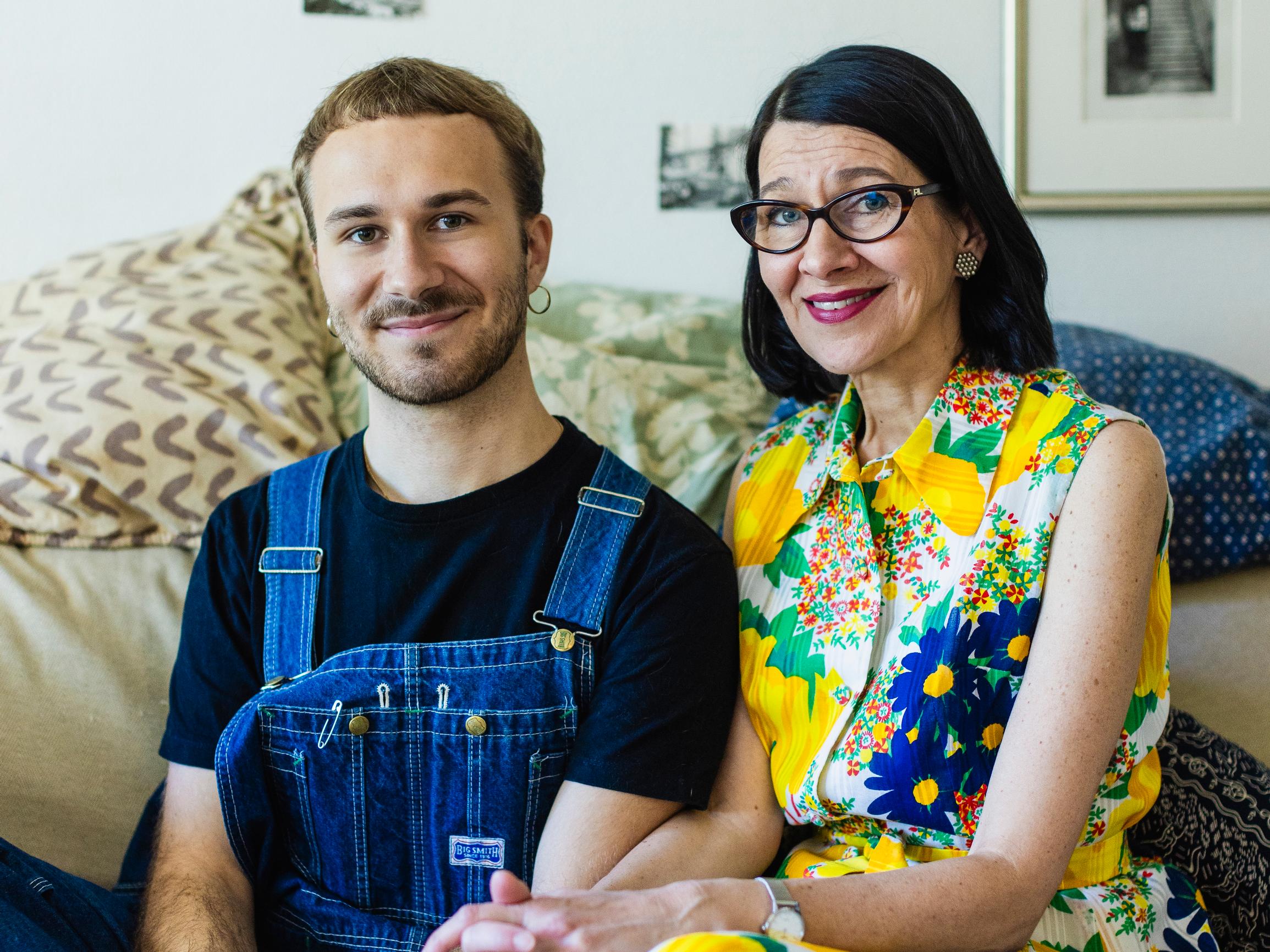 Kun esikoiskirjailija Eino Taina, 23, alkoi saada teini-ikäisenä paniikkikohtauksia, kirjailijaäiti Riina Katajavuori oli tukena: ”Autoin niin paljon kuin osasin”