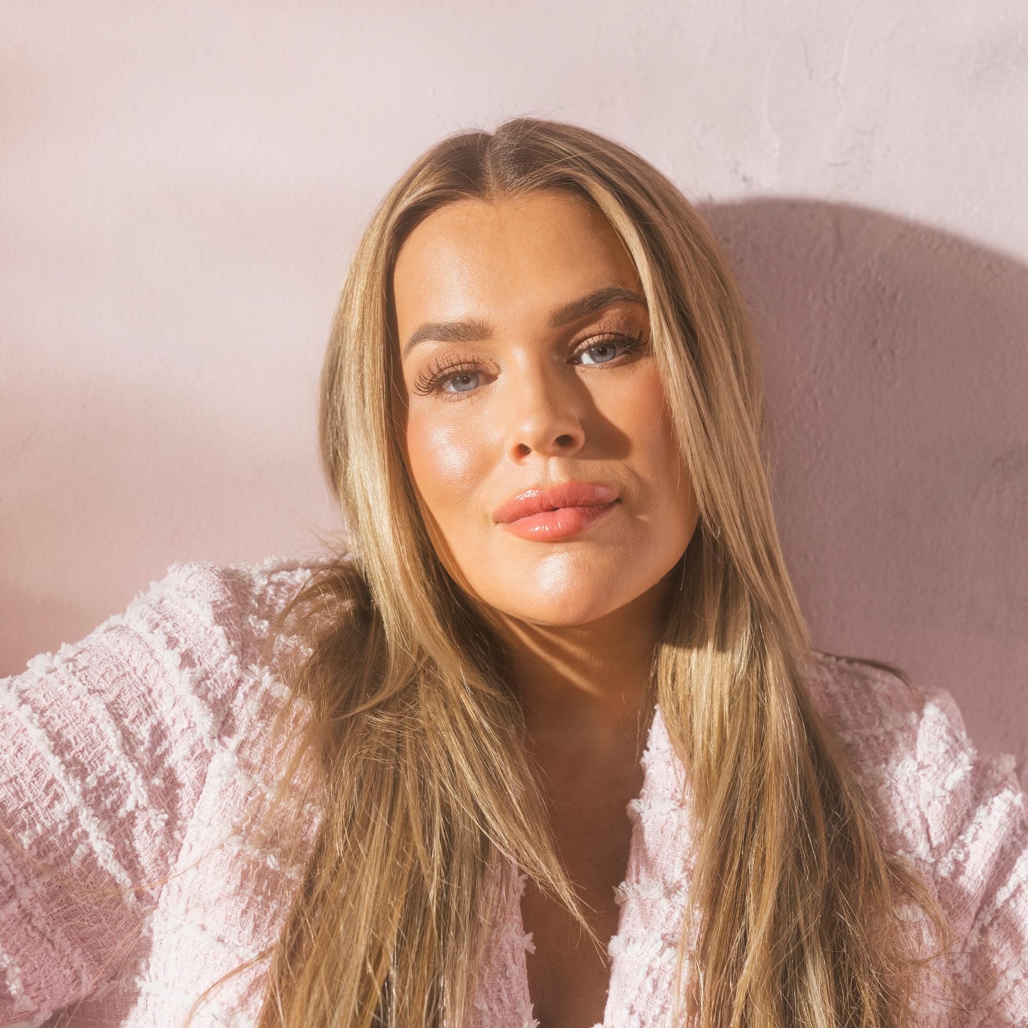 Sara Sieppi asuu osittain Ateenassa ja mukautuu silloin Pyry-puolisonsa arkeen: ”Täällä en ole itsenäinen tyyppi, keskityn vain mieheeni”