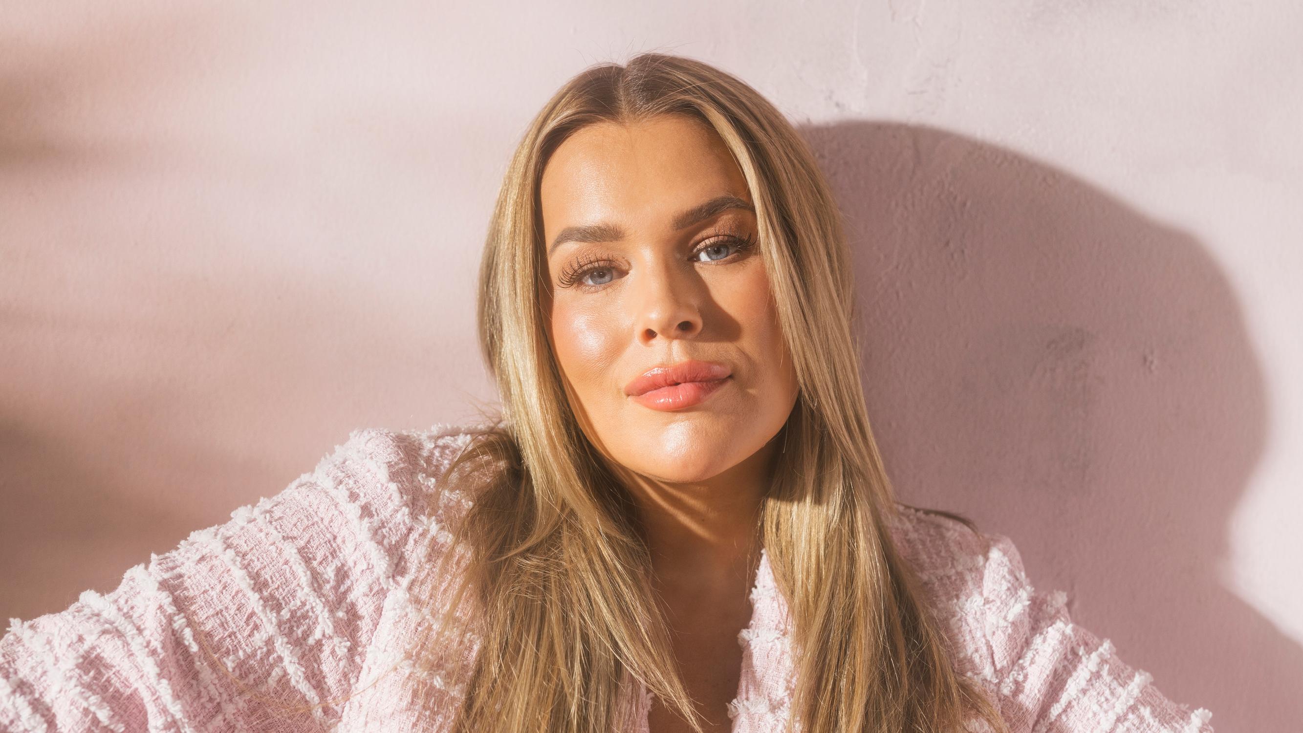 Sara Sieppi asuu osittain Ateenassa ja mukautuu silloin Pyry-puolisonsa arkeen: ”Täällä en ole itsenäinen tyyppi, keskityn vain mieheeni”