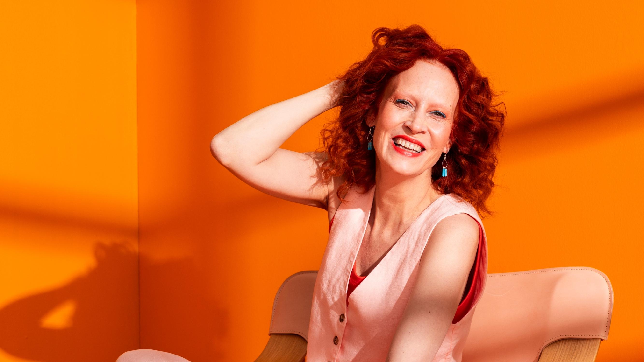 Saimi Hoyer jäi konkurssin jälkeen tyhjän päälle, ja nyt hän kokeilee näyttelemistä viisikymppisenä: ”Ihmisen pitää polkaista itsensä ylös”