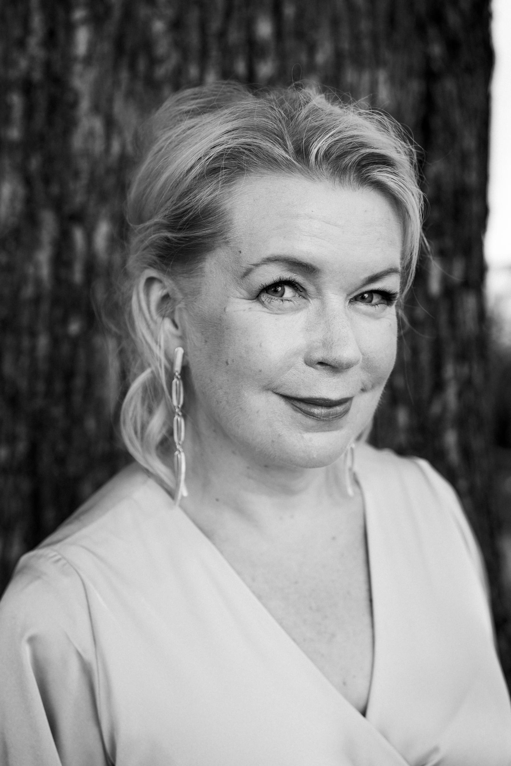 Elina Hirvonen & 20 kysymystä: ”Haluaisin olla ihminen, joka asuu pakettiautossa ja surffaa”