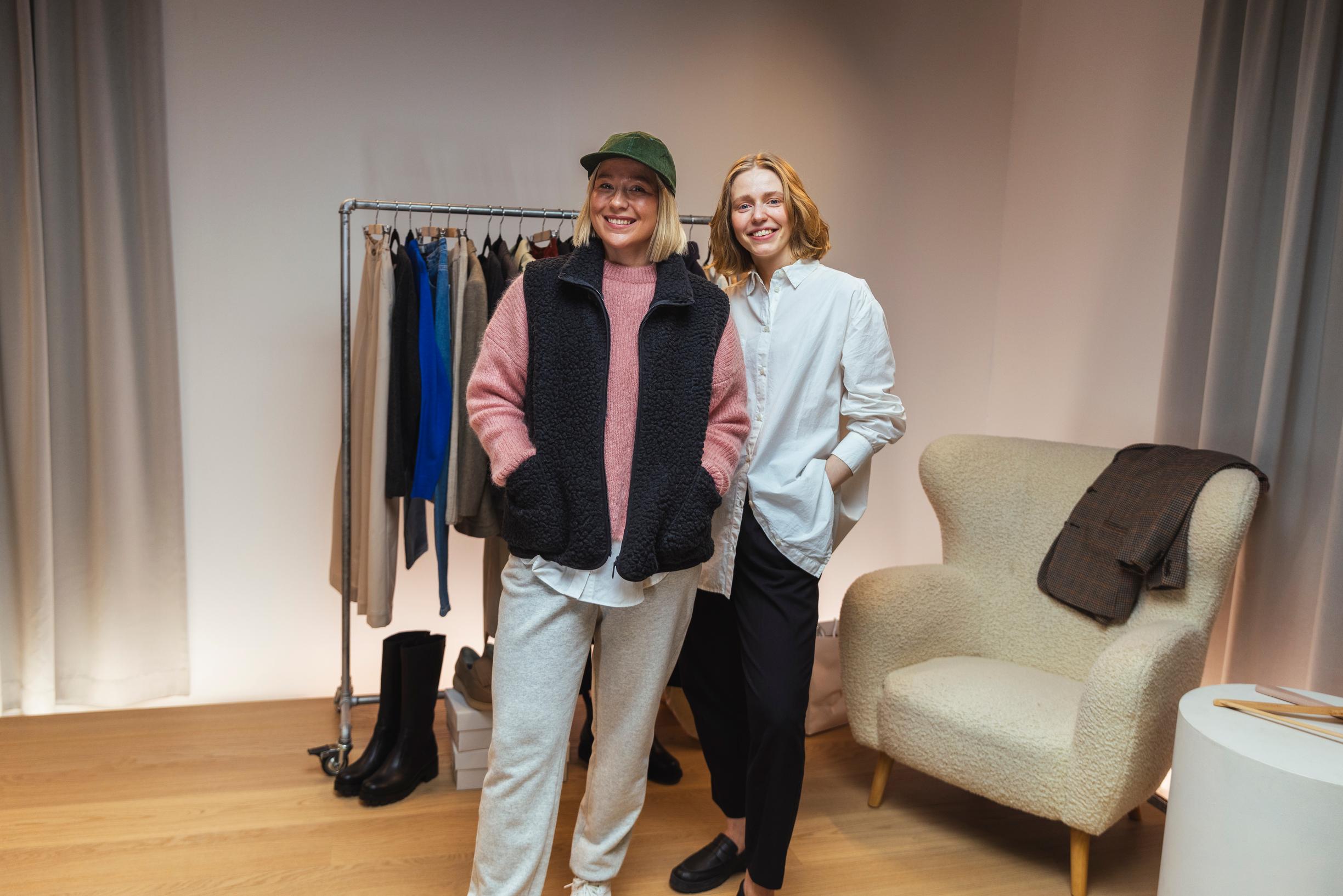 Tyylivalmentaja Elsa Hietanen (oik.) näyttää malli Irenen kanssa, miten collegehousut voi pukea uusilla tavoilla.