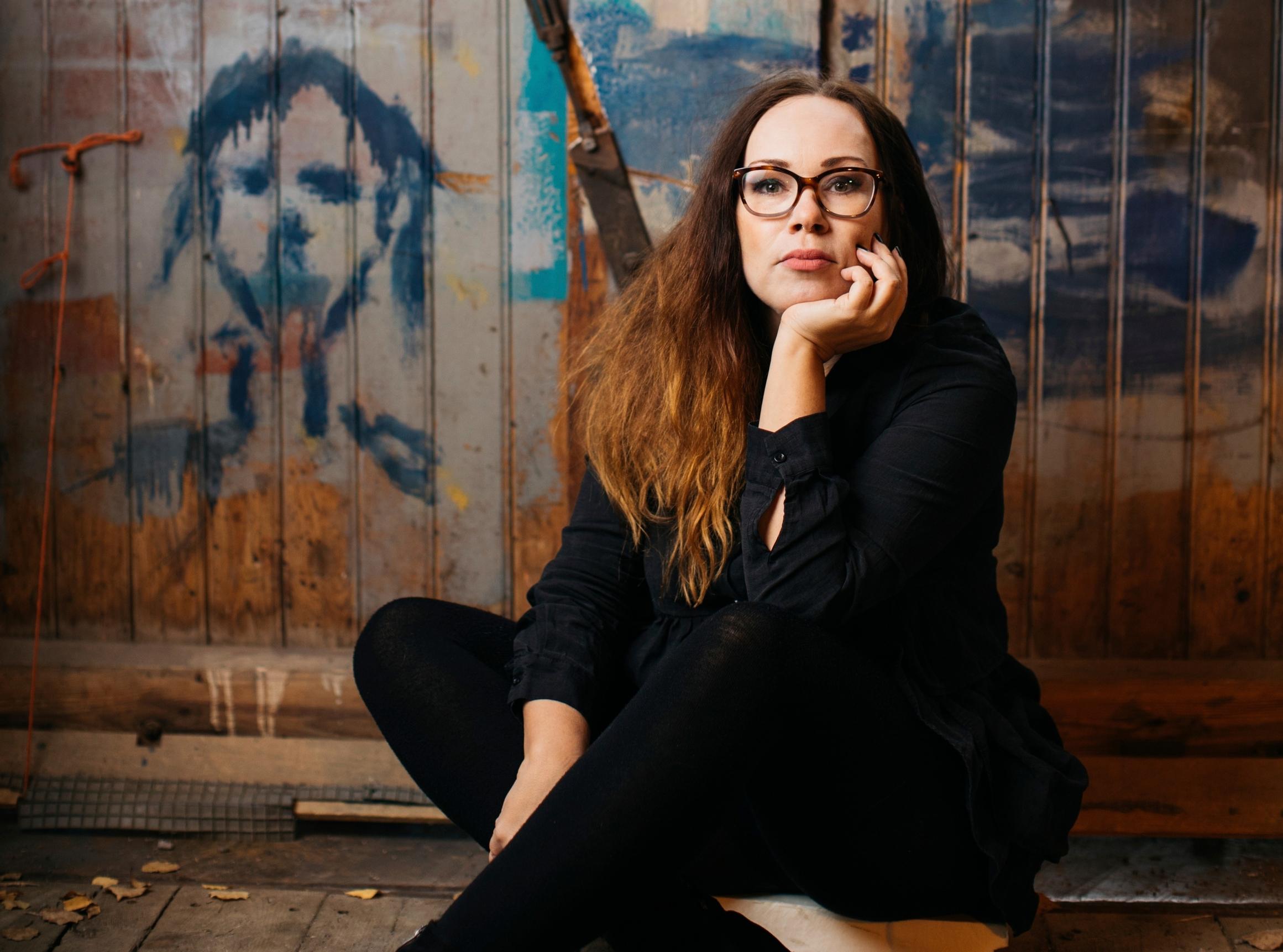 Laura muisti pelottavan lapsuutensa vasta aikuisena – "Pakenin öisin naapuriin"