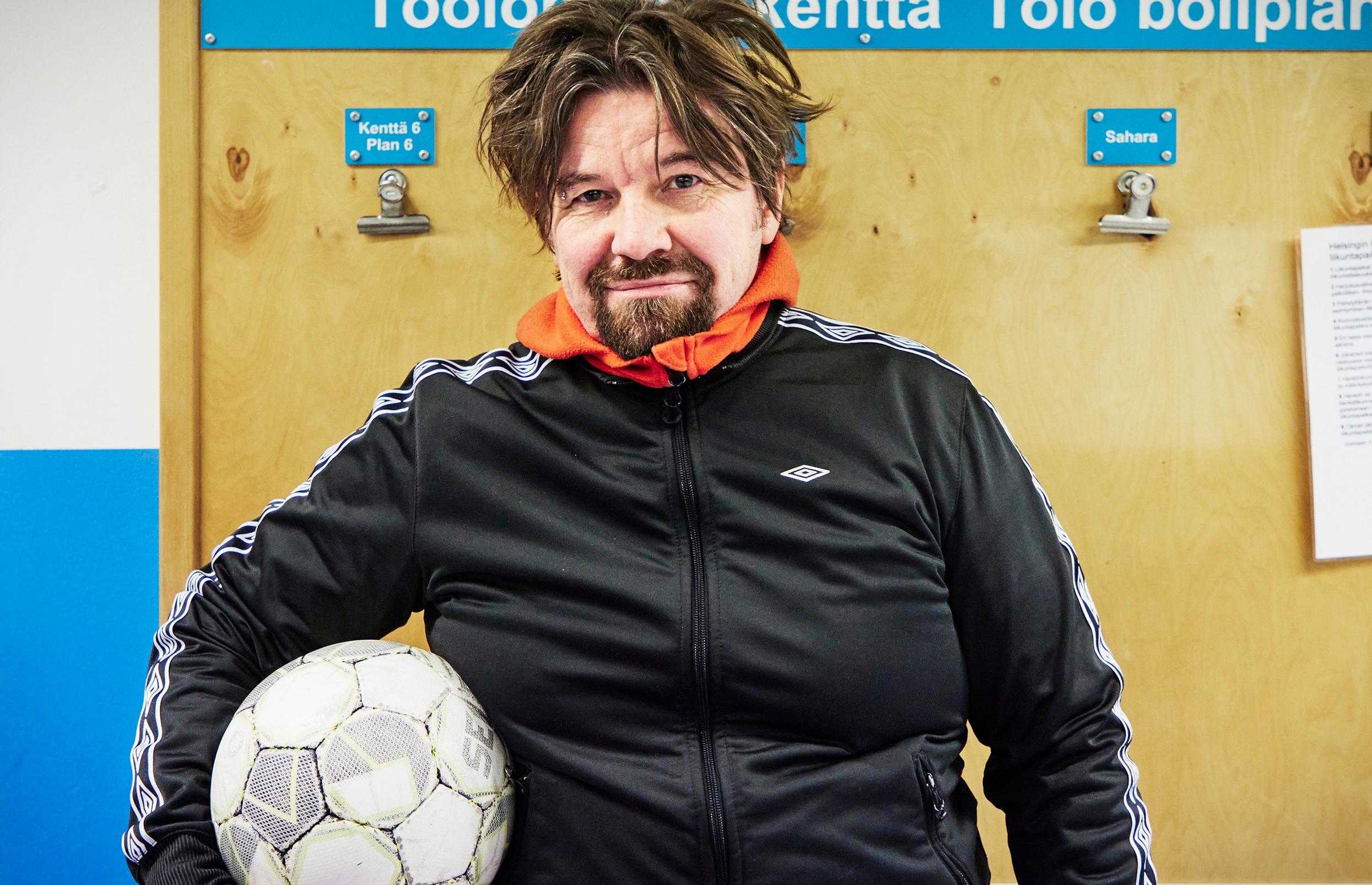 Jalkapallo on Kari Kanalan voimanlähde ja intohimo: "Ainoa, mikä parisuhdettamme rasittaa iltaisin, on Valioliigan seuraamiseni"