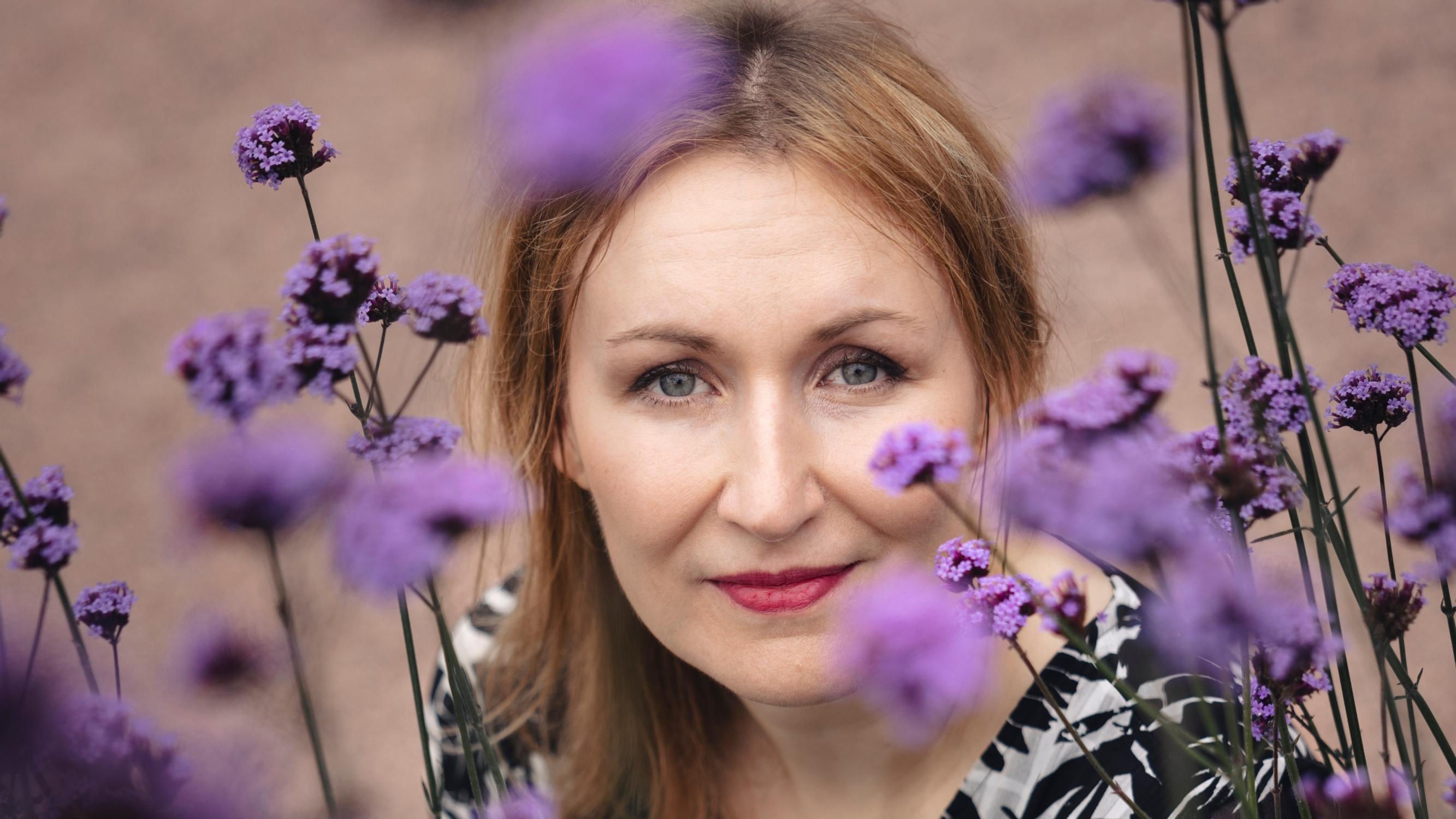 Kirjailija Tiina Raevaara kärsi kuolemanpelosta jo lapsena – nämä keinot ovat auttaneet häntä