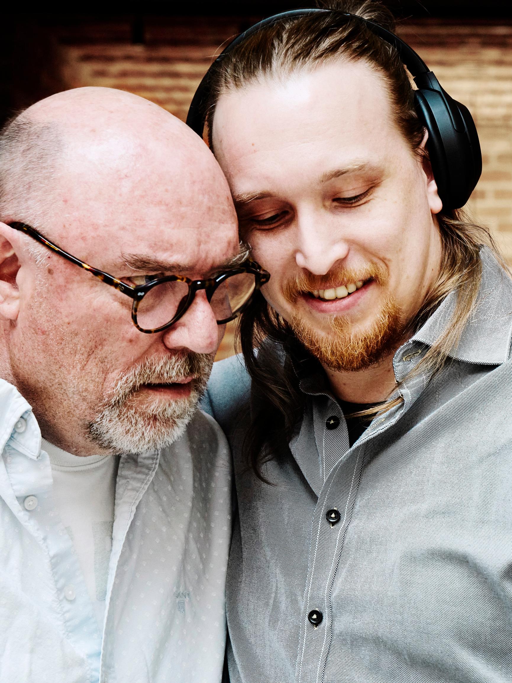 Pertti Sveholm  ei osaa puhua tunteistaan lapsilleen – näistä hellyttävistä merkeistä Akseli-poika on oppinut tunnistamaan isän rakkauden