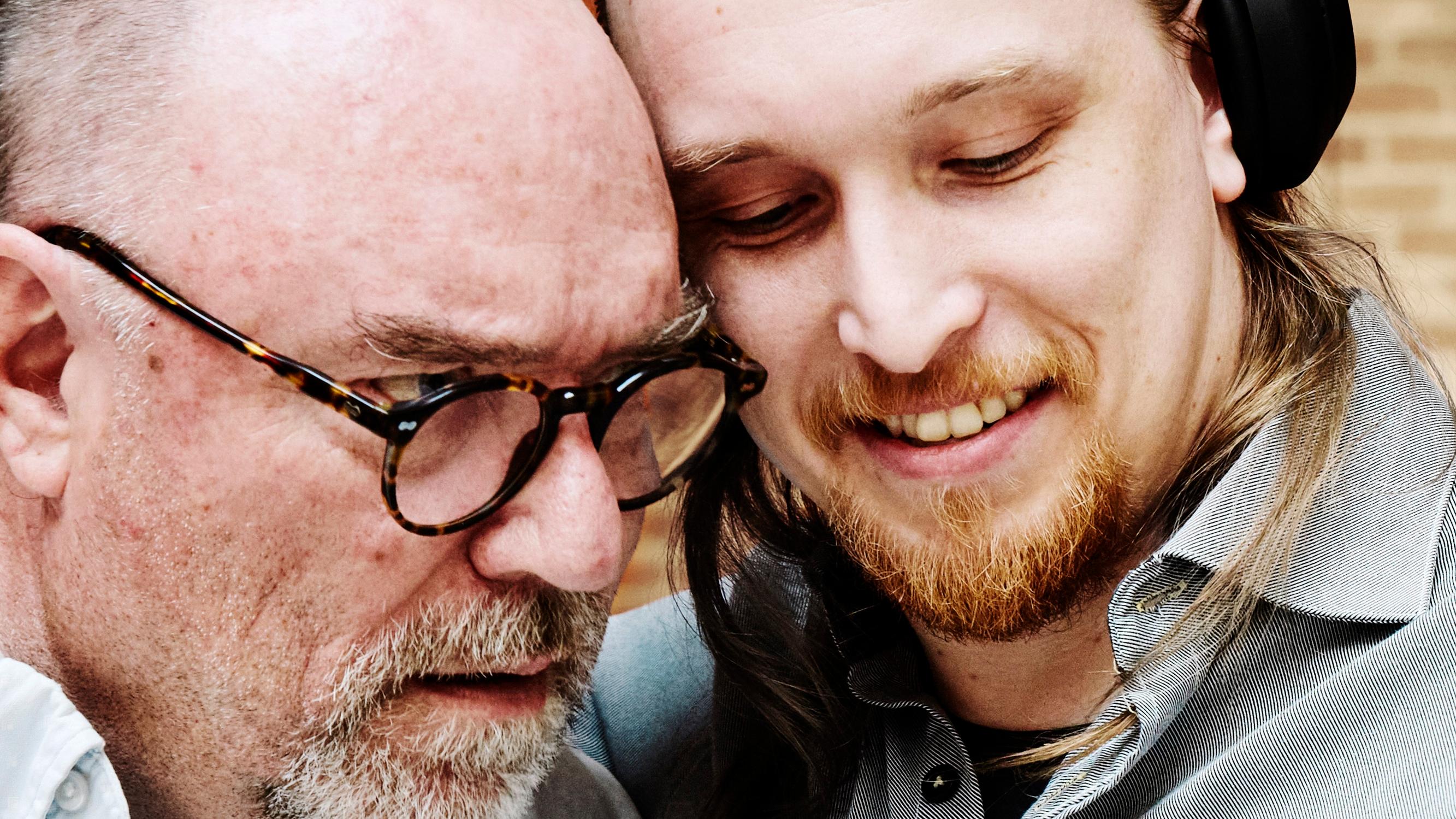 Pertti Sveholm  ei osaa puhua tunteistaan lapsilleen – näistä hellyttävistä merkeistä Akseli-poika on oppinut tunnistamaan isän rakkauden