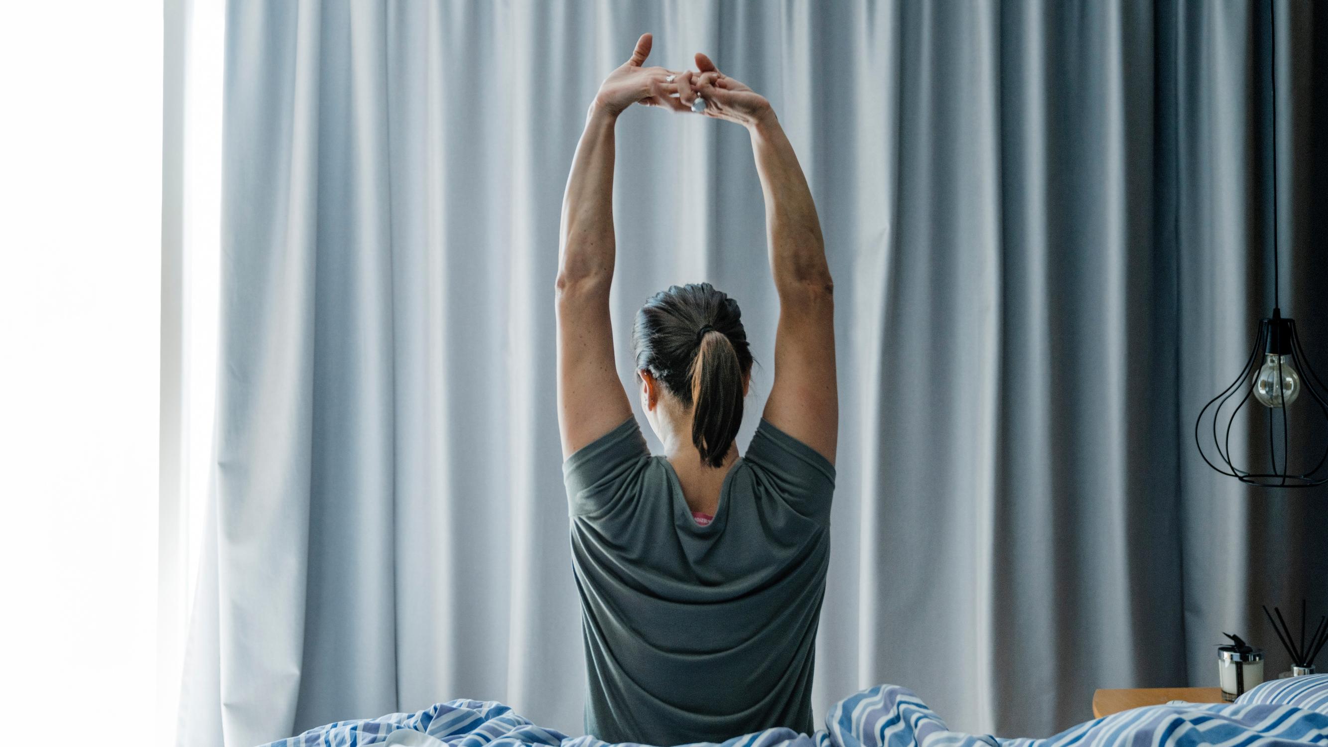 Miksi olkapääkipu iskee juuri keski-iässä? Lääkäri kertoo yllättävän syyn