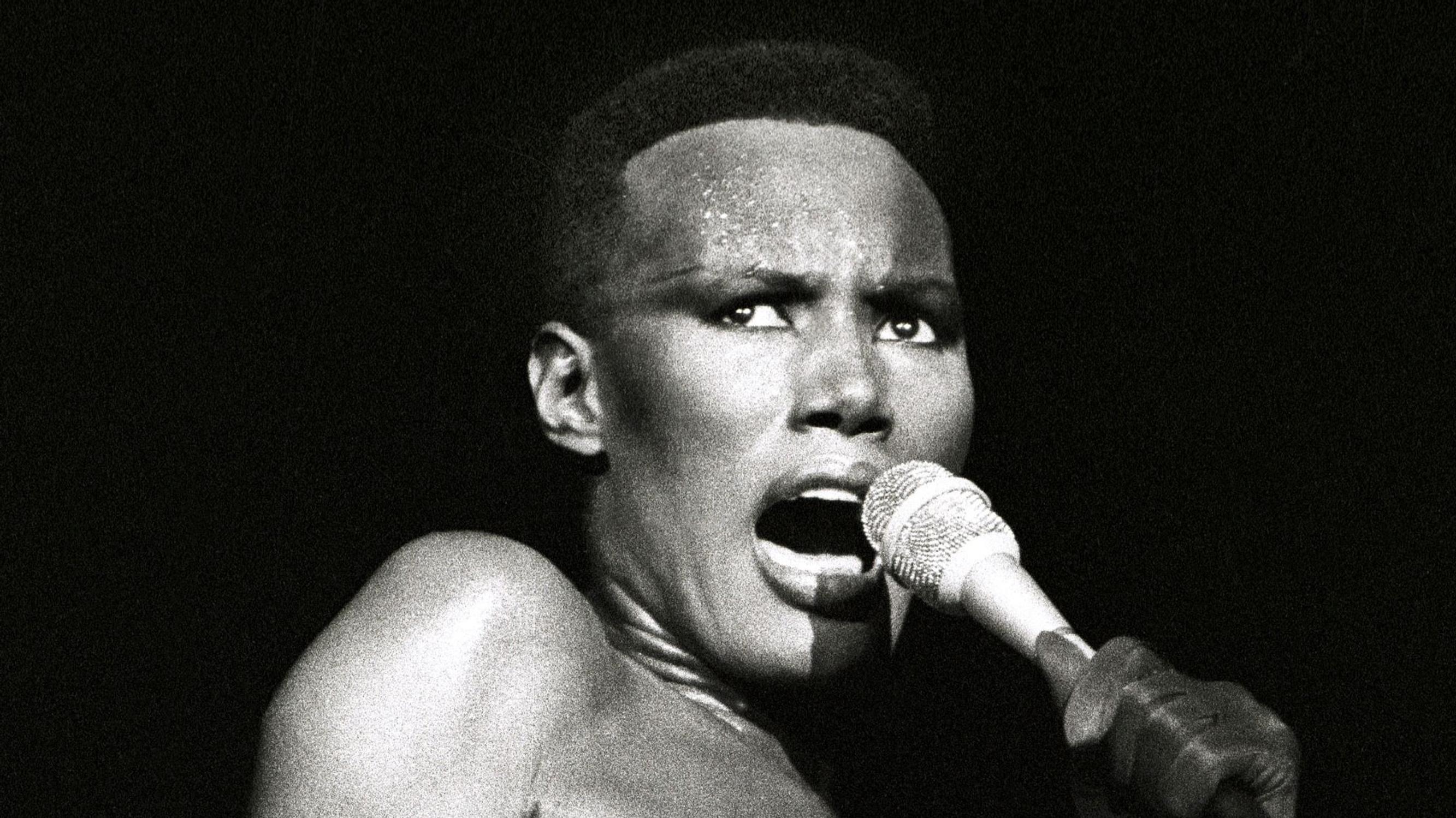 Näin Grace Jonesista tuli koko maailman tuntema artisti – taustalla oli julma lapsuus, jota hallitsi kiihkouskovainen isä