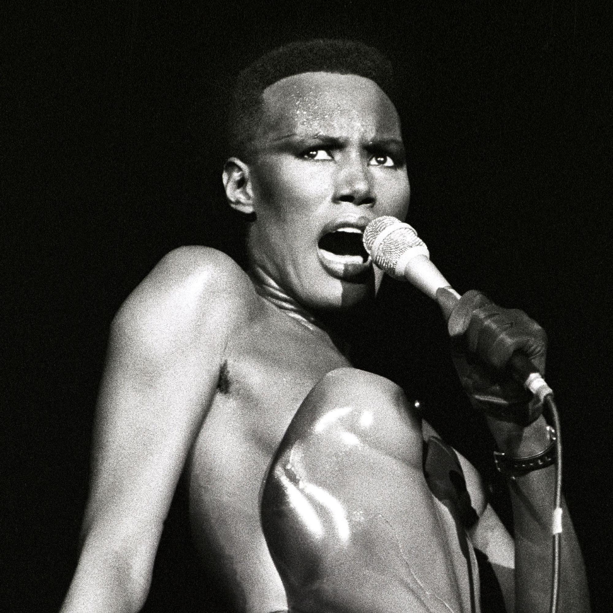 Näin Grace Jonesista tuli koko maailman tuntema artisti – taustalla oli julma lapsuus, jota hallitsi kiihkouskovainen isä